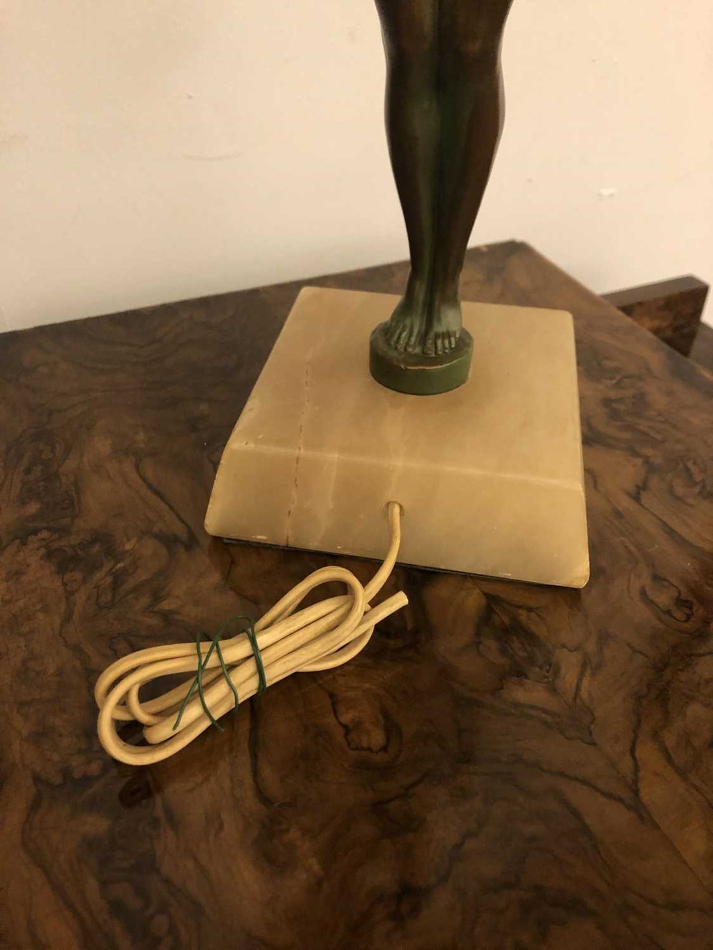 An Art Deco patinated spelter and onyx figural table lamp, - Bild 7 aus 8