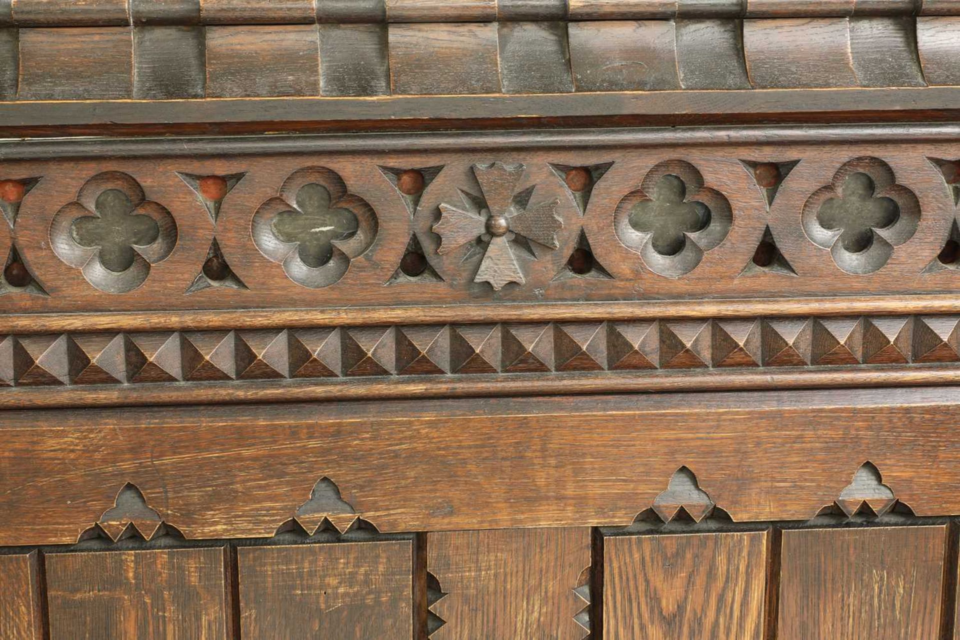 A carved pew or settle, - Bild 4 aus 7