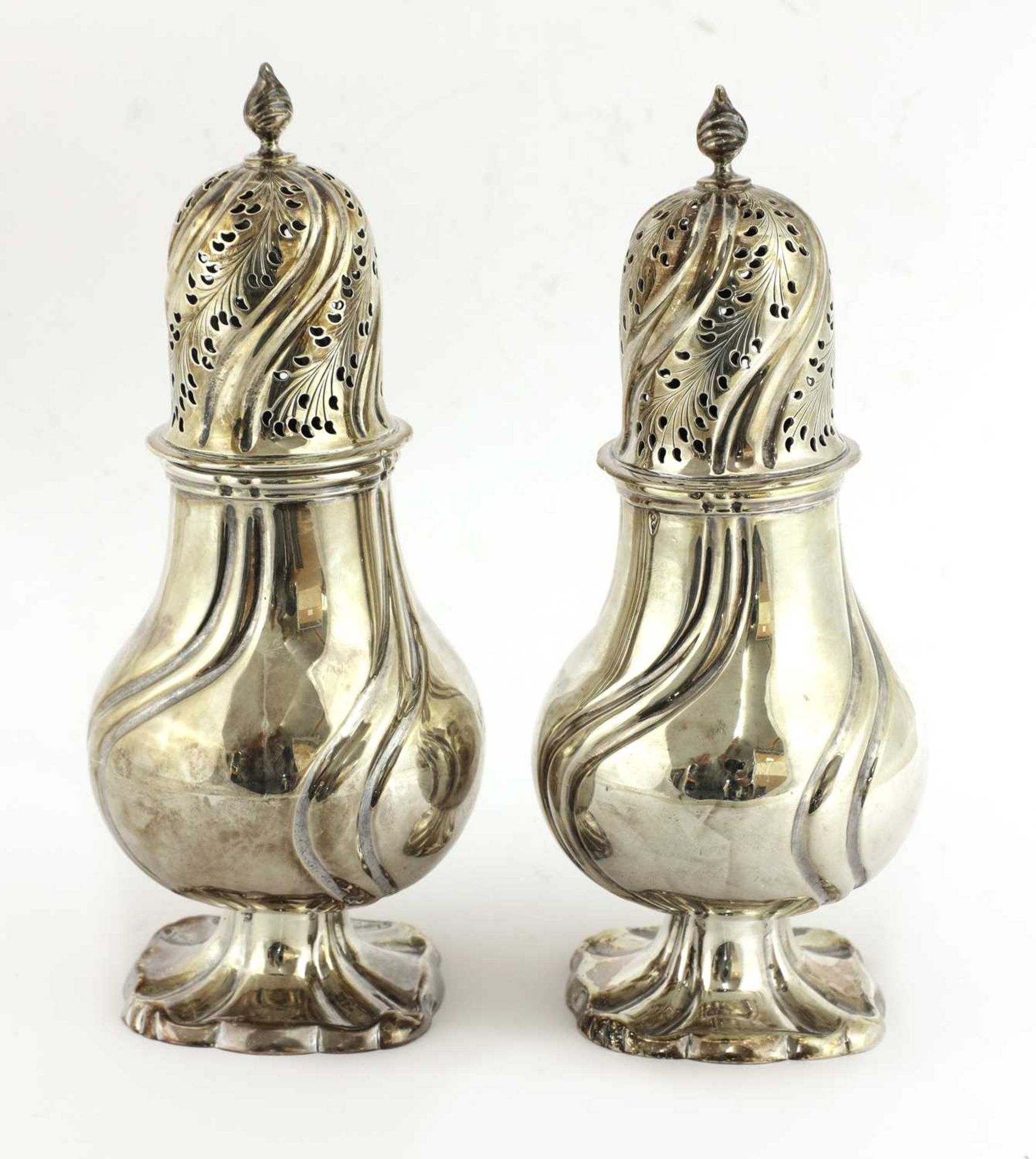 A pair of Dutch silver casters, - Bild 2 aus 9