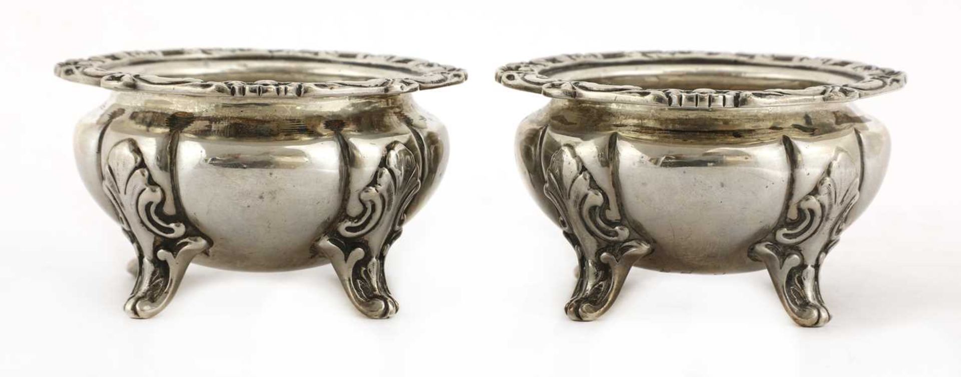 A pair of Edward VII silver open salts of heavy gauge - Bild 2 aus 4