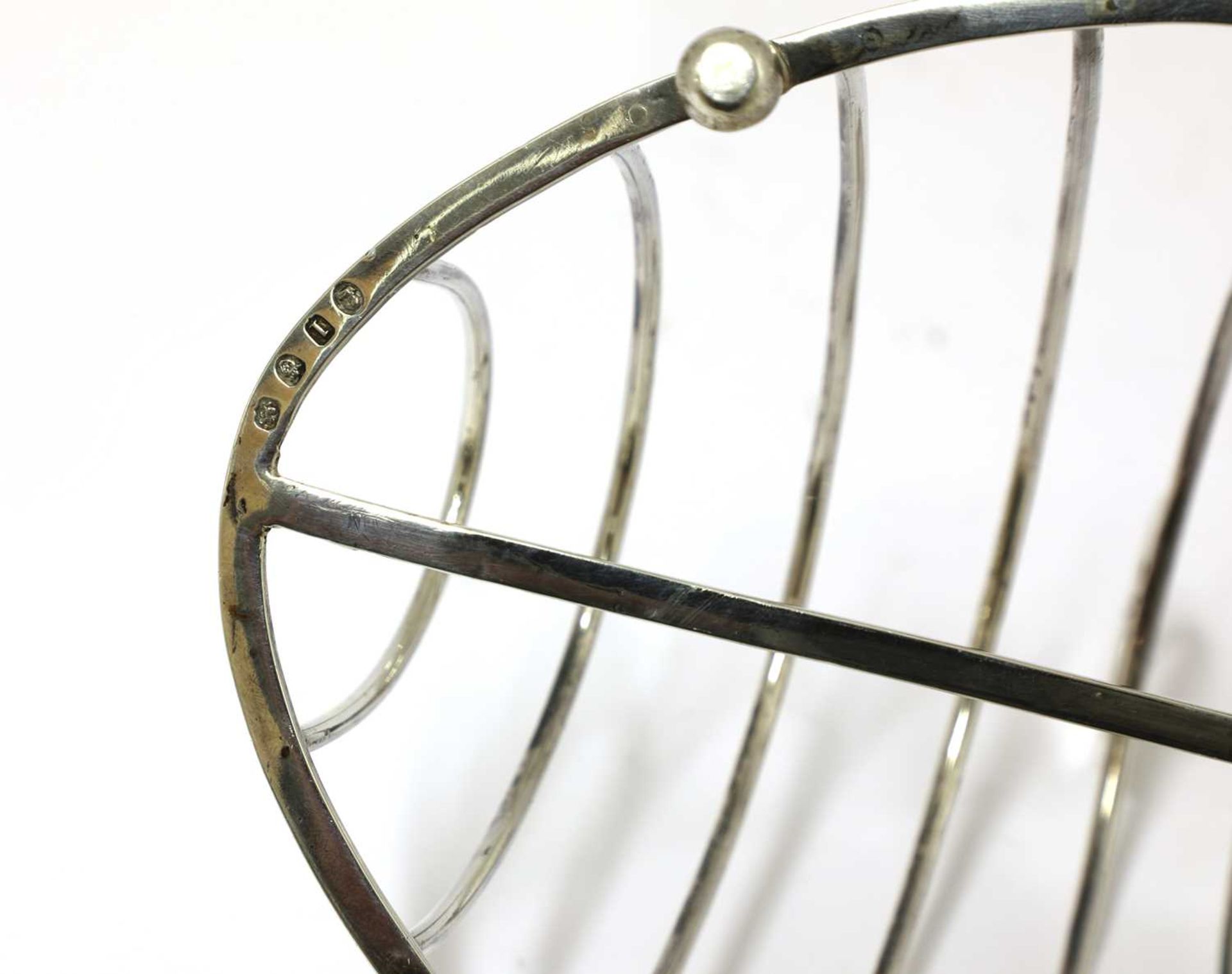 A George III silver oval eight-division toast rack, - Bild 2 aus 2