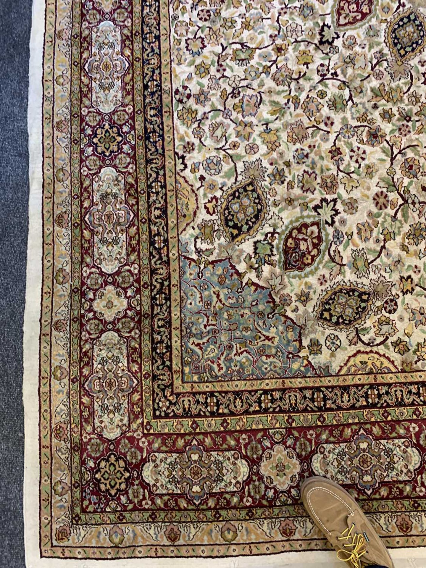 A wool and silk Isfahan rug - Image 5 of 15