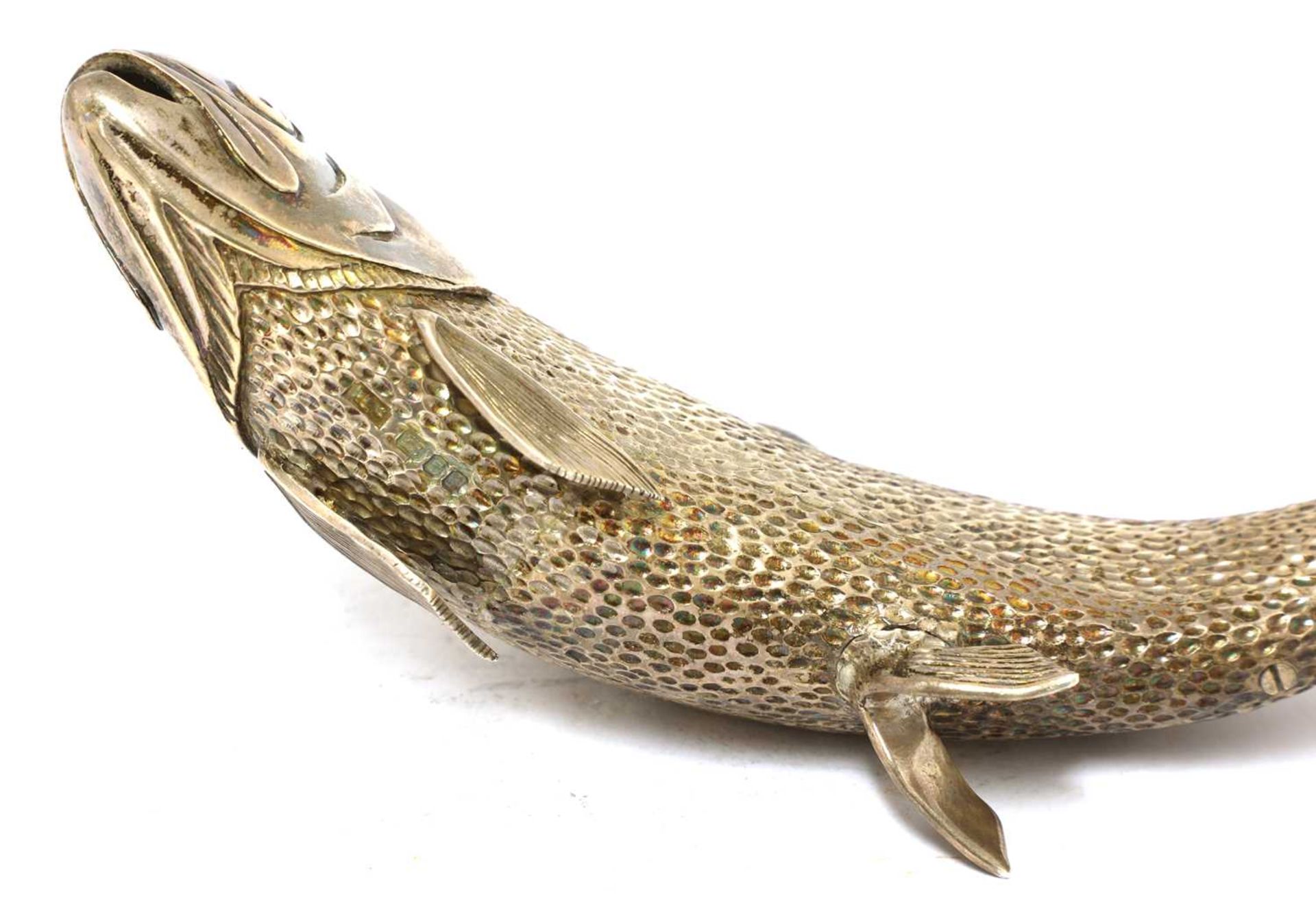 A silver pepper grinder in the form of a salmon, - Bild 4 aus 4