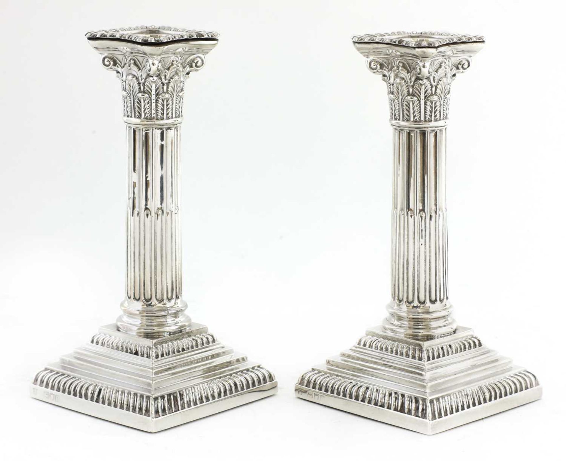 A pair of Victorian silver Corinthian column candlesticks, - Bild 3 aus 3