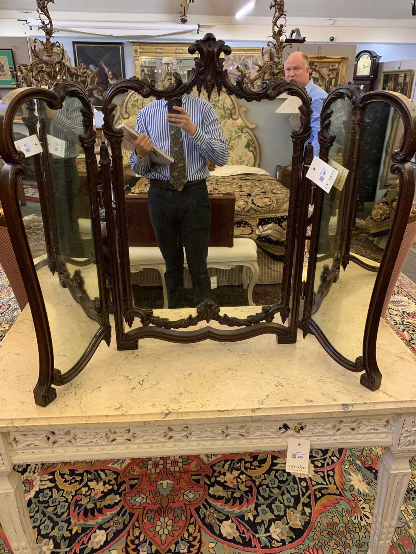 A mahogany triptych dressing table mirror, - Bild 15 aus 16