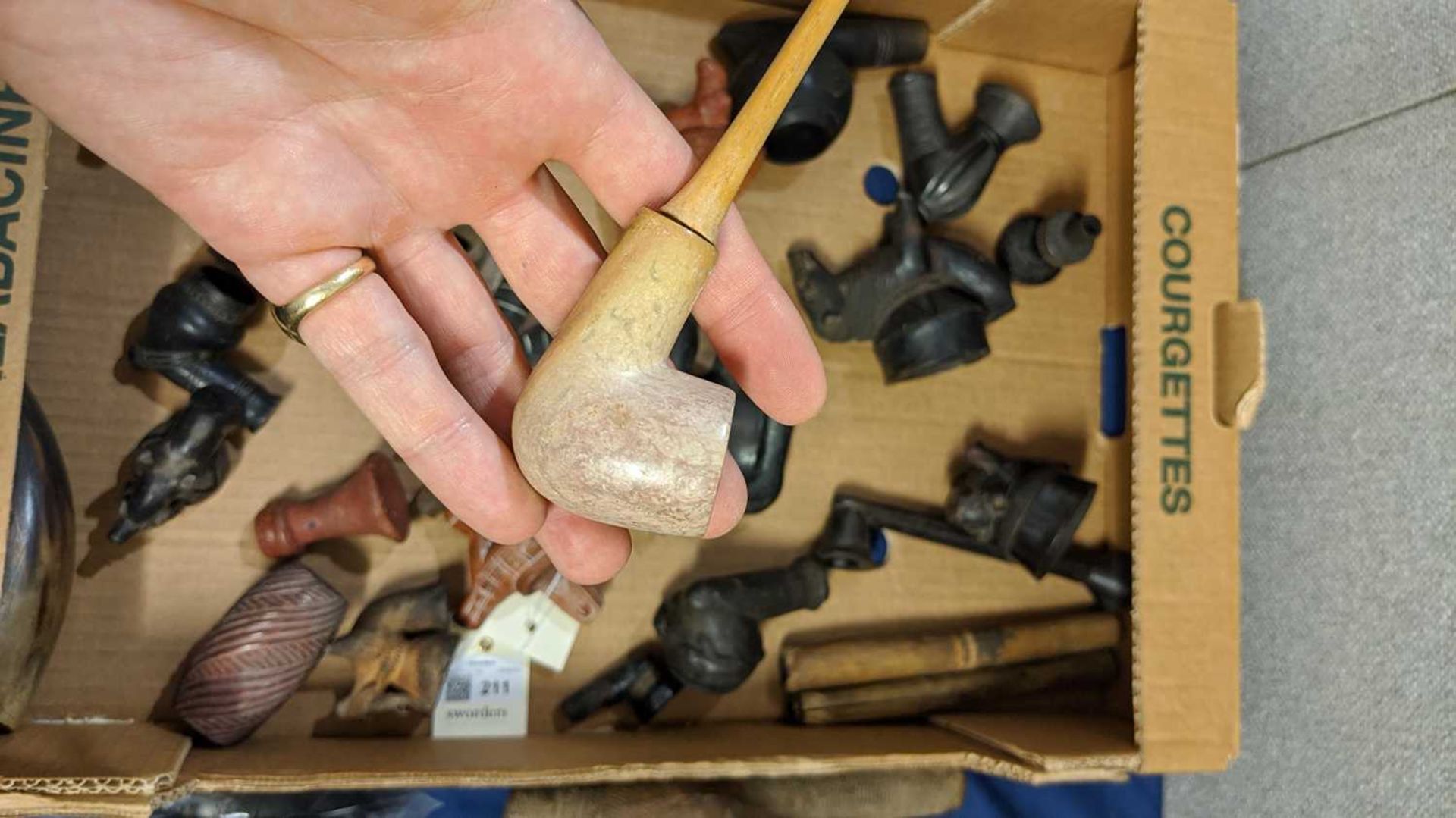 Nine African clay pipe bowls, - Bild 17 aus 21