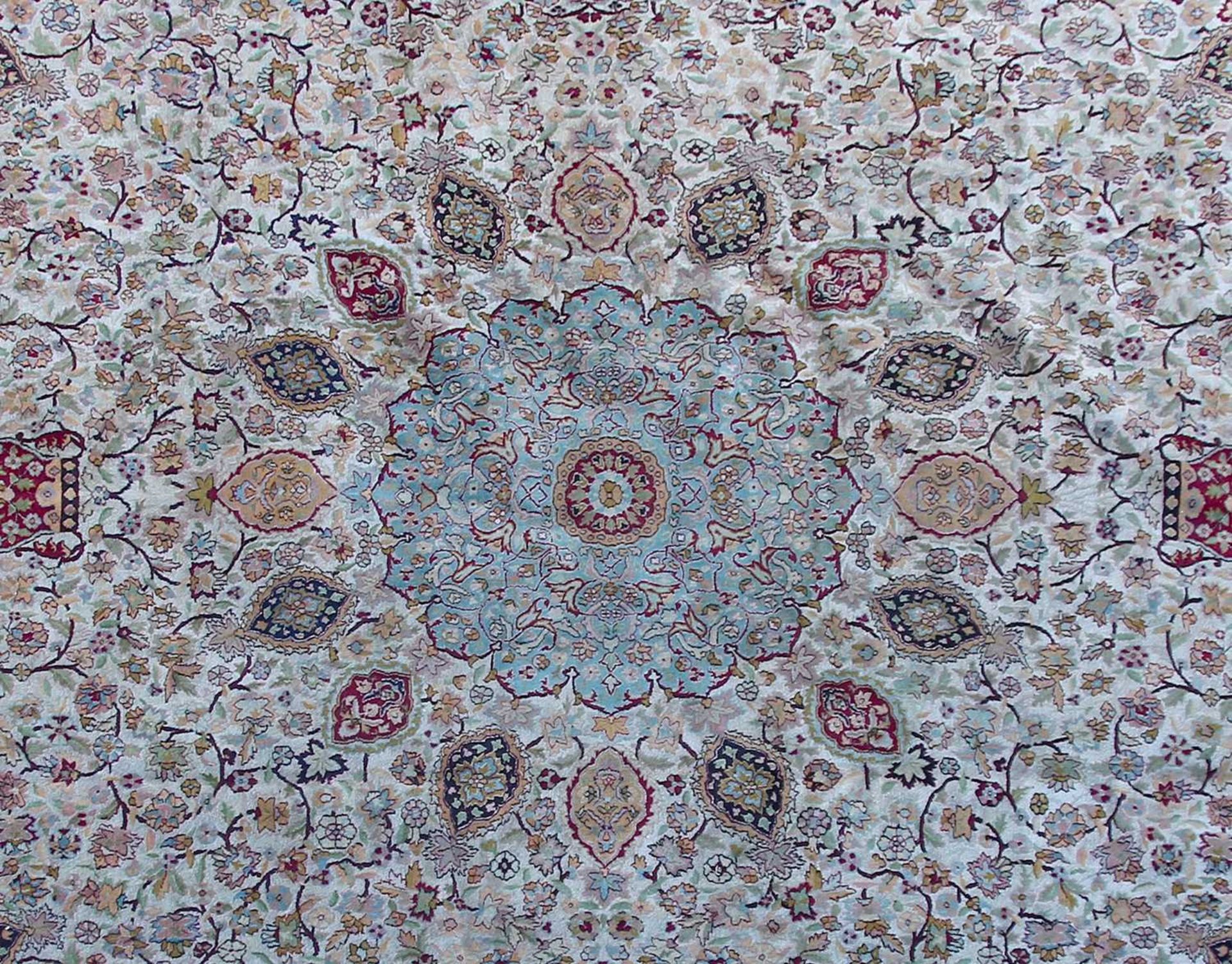 A wool and silk Isfahan rug - Image 3 of 15