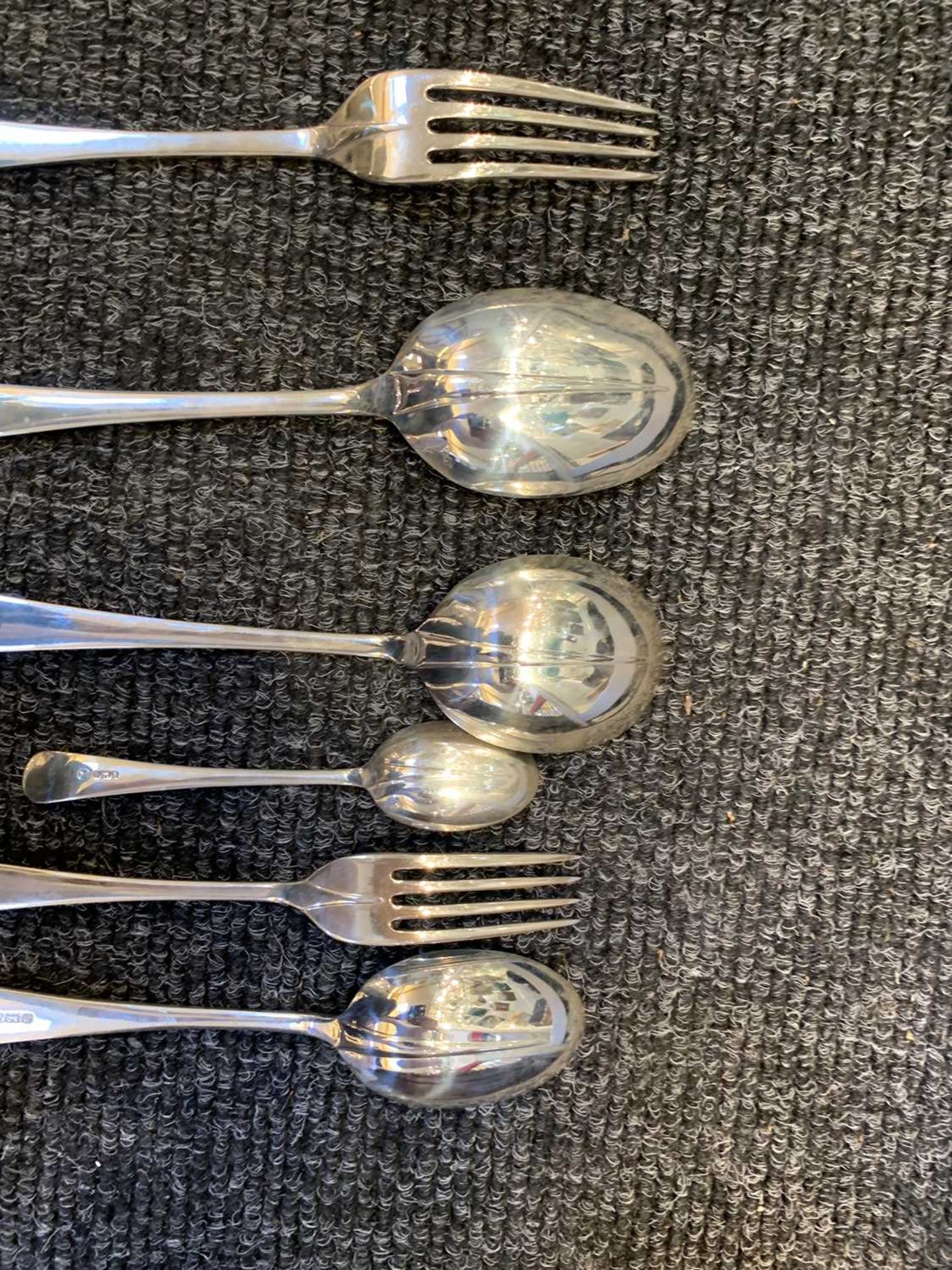 A modern canteen of Old English pattern and rat-tail flatware, - Bild 8 aus 8
