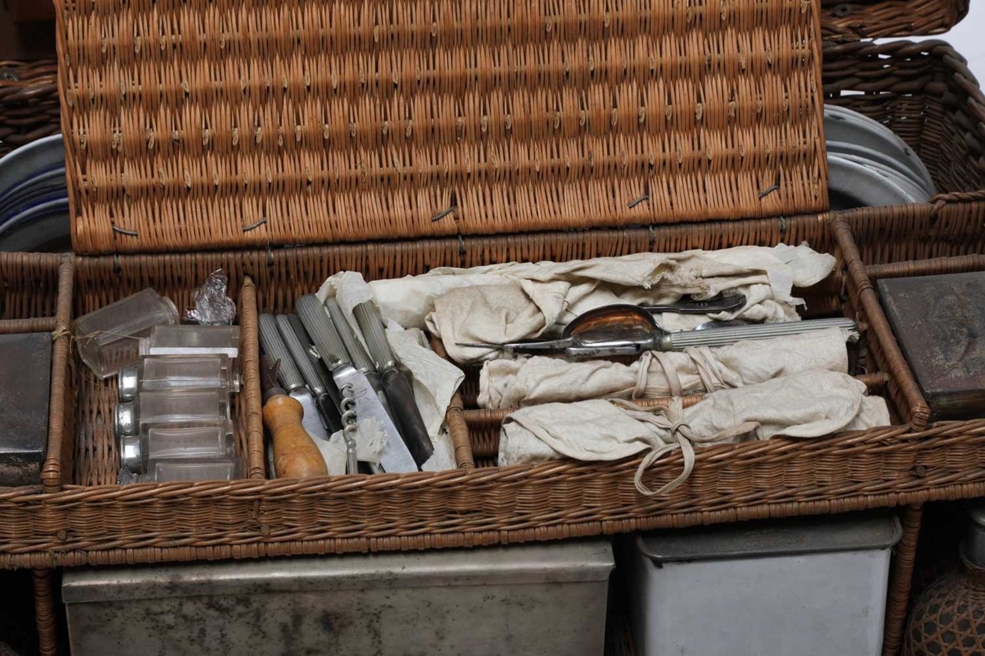 A large Edwardian yacht's dining picnic hamper, - Bild 5 aus 7