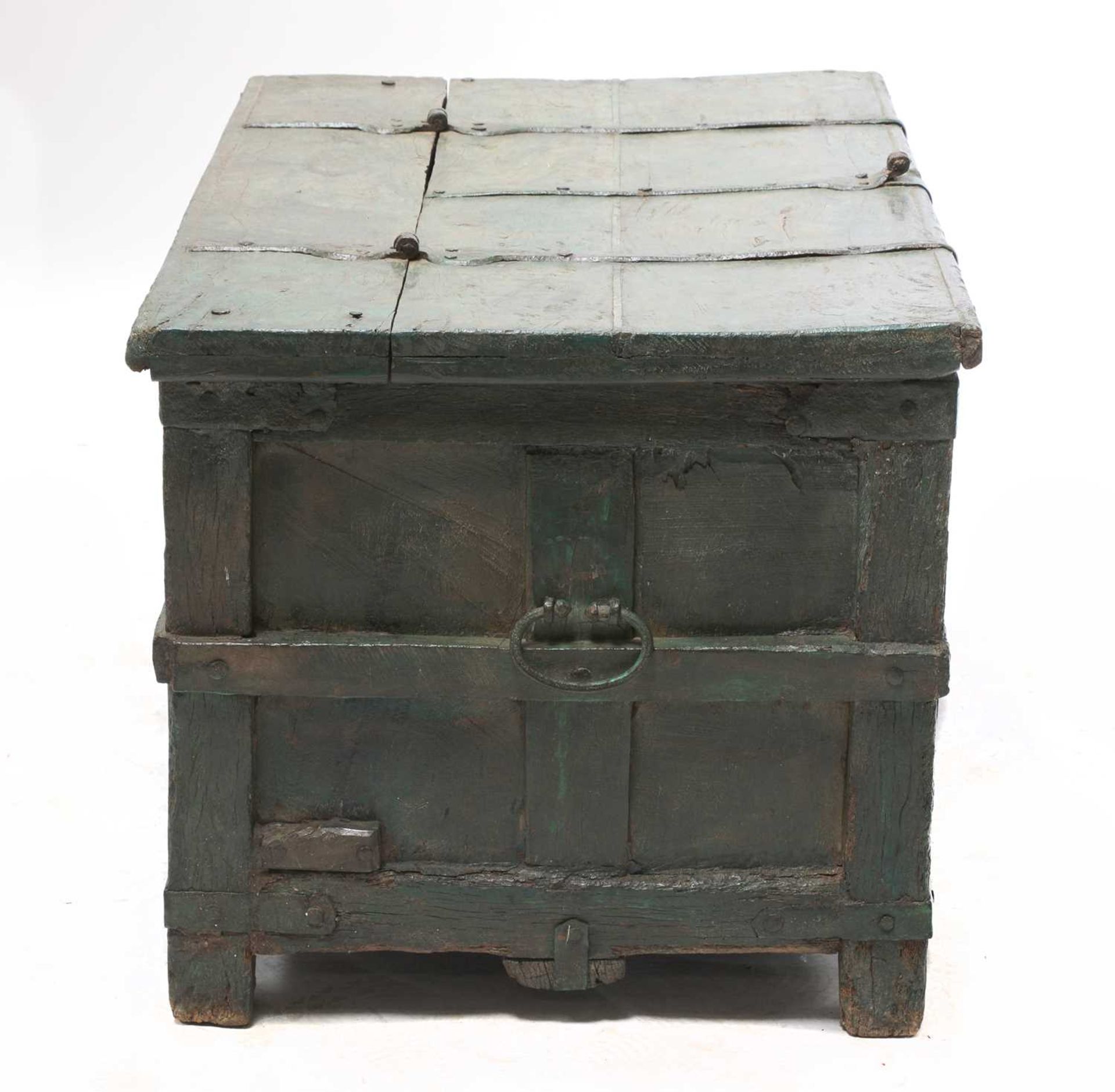 A green painted iron bound chest, - Bild 2 aus 5