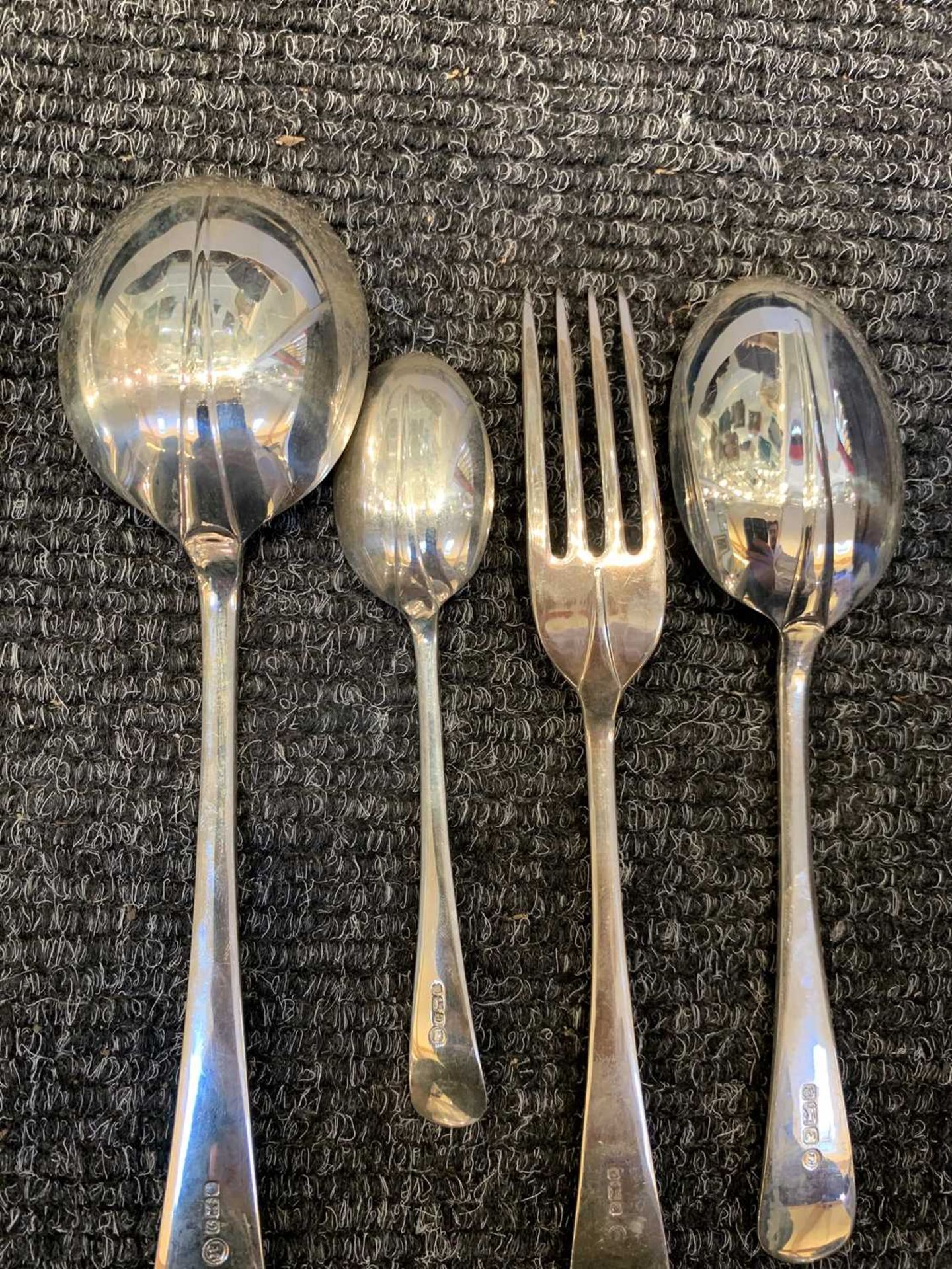 A modern canteen of Old English pattern and rat-tail flatware, - Bild 6 aus 8