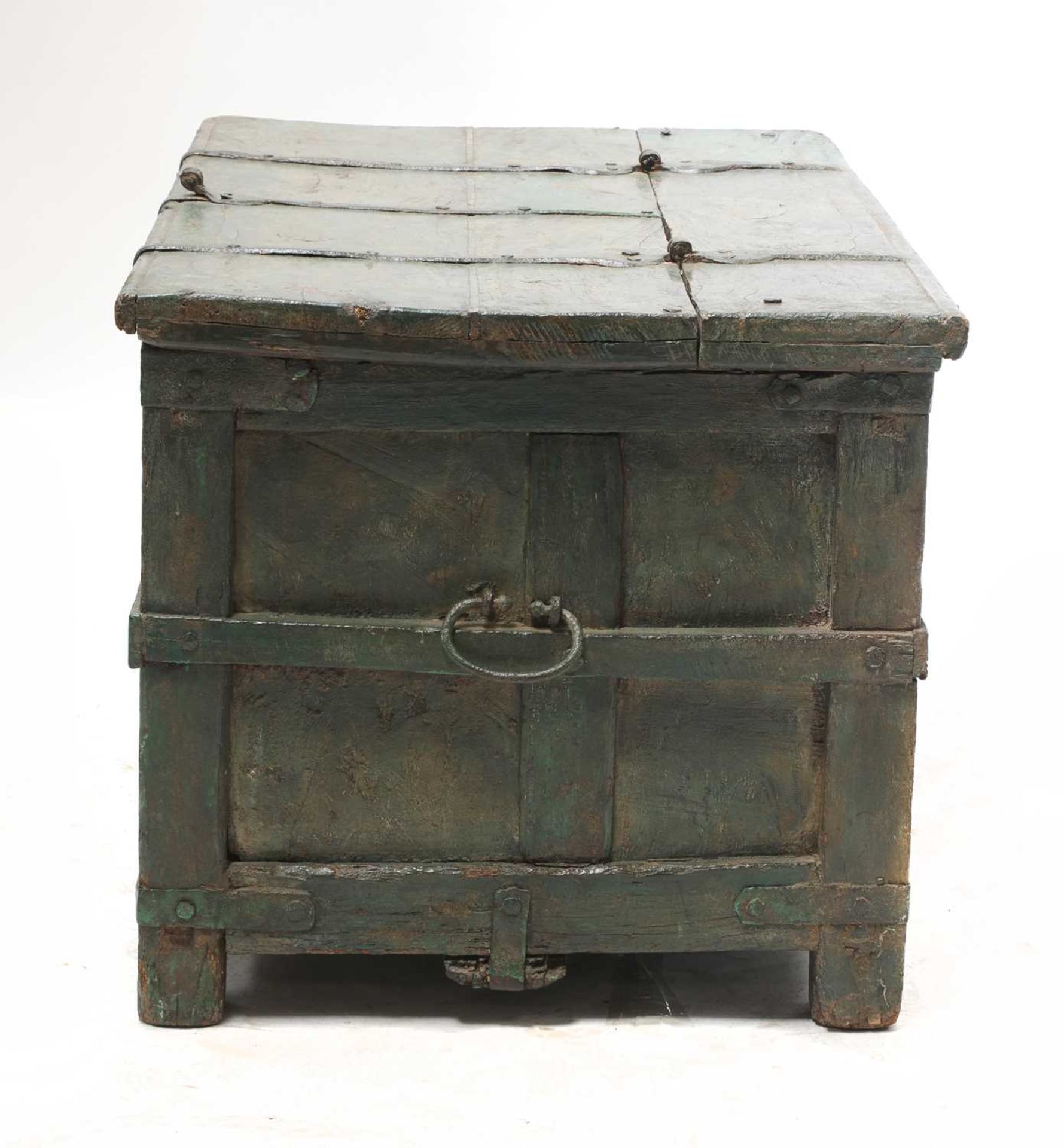 A green painted iron bound chest, - Bild 5 aus 5