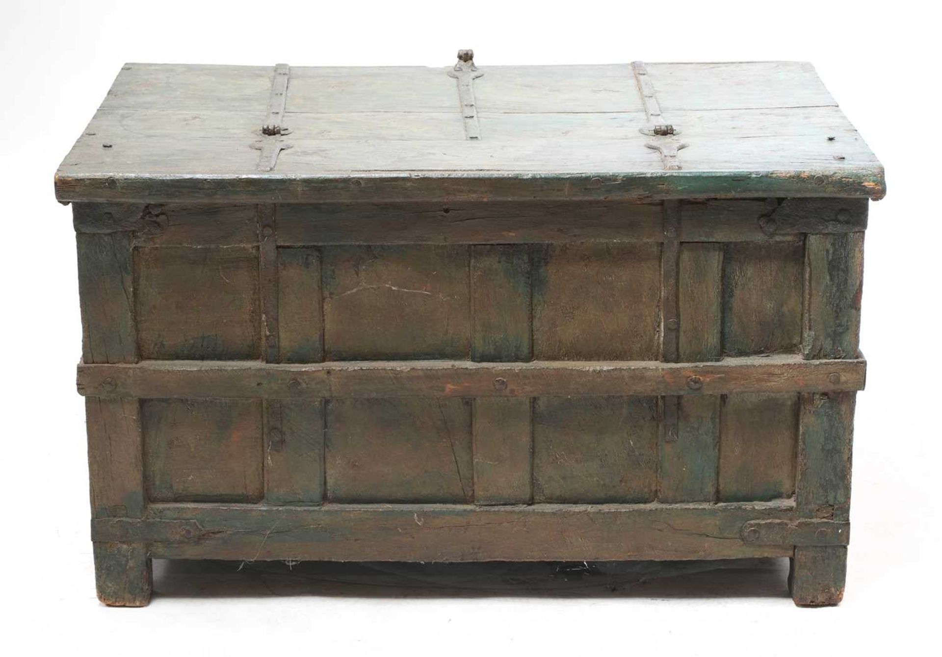 A green painted iron bound chest, - Bild 4 aus 5