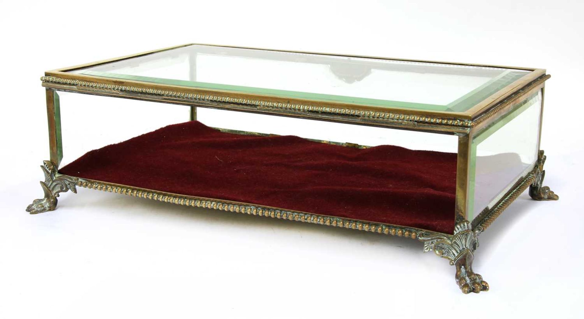 A gilt brass tabletop vitrine, - Bild 2 aus 3