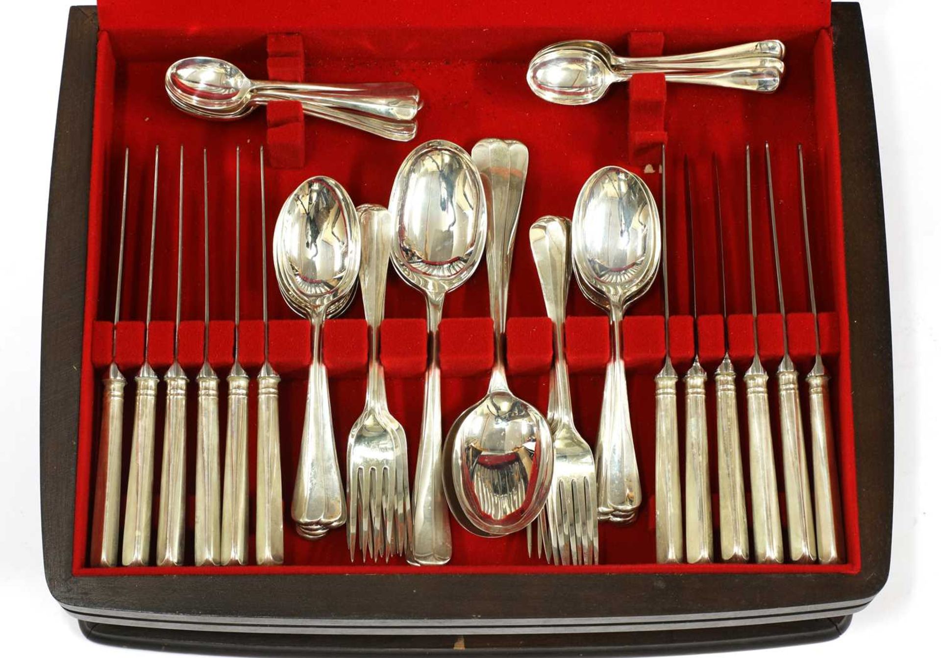 A modern canteen of Old English pattern and rat-tail flatware, - Bild 3 aus 8