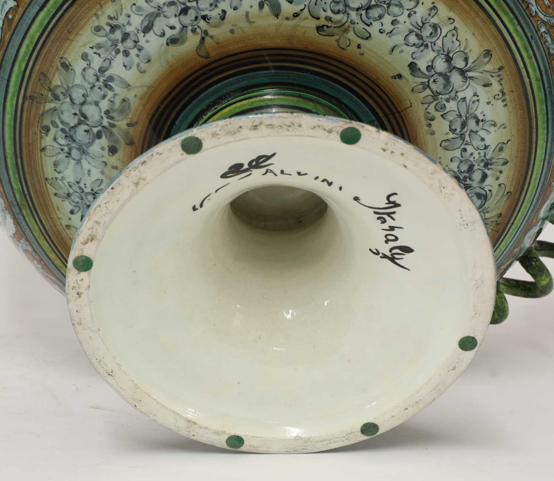 An Italian tin-glazed pottery tazza - Image 6 of 6