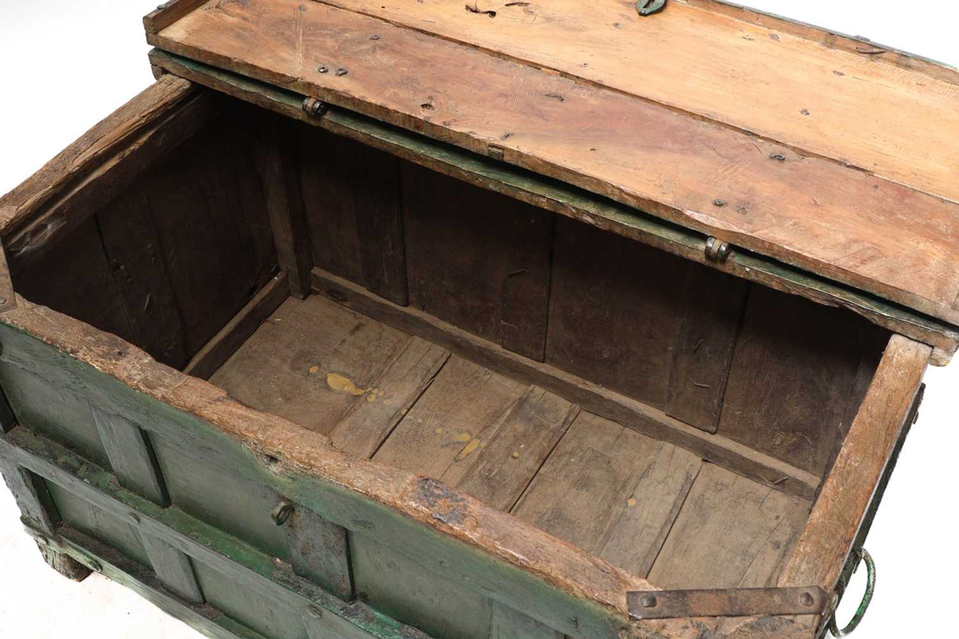 A green painted iron bound chest, - Bild 3 aus 5