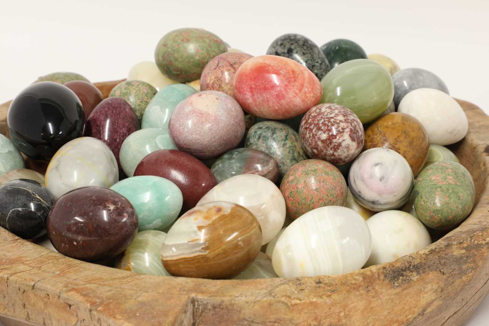 A collection of seventy-five mineral specimen eggs, - Bild 2 aus 2