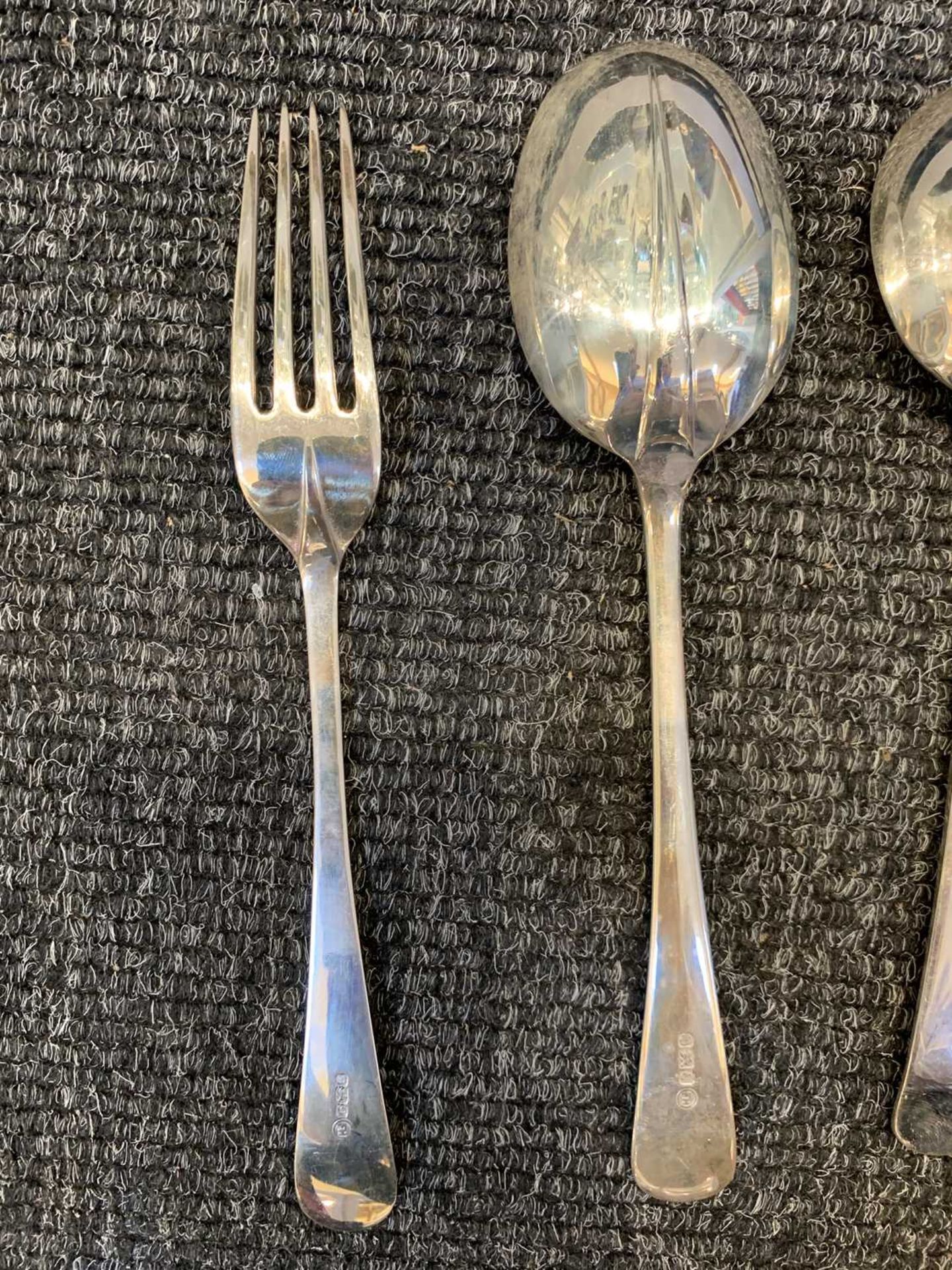 A modern canteen of Old English pattern and rat-tail flatware, - Bild 7 aus 8