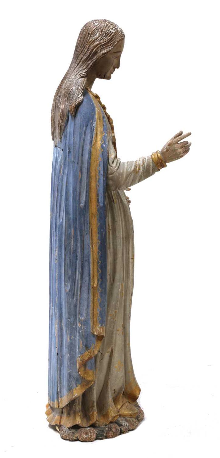 A carved and polychrome painted figure of the Virgin Mary, - Bild 3 aus 25