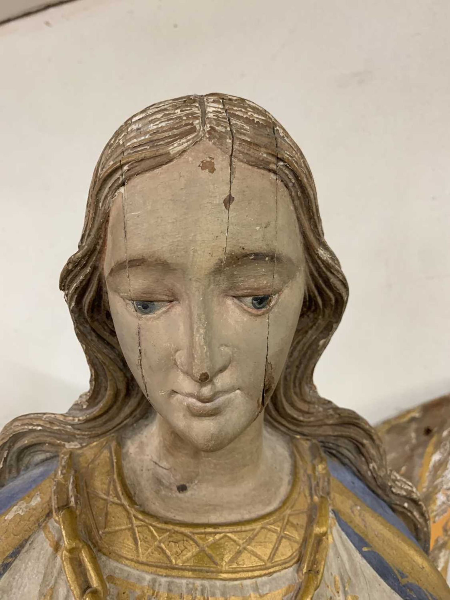 A carved and polychrome painted figure of the Virgin Mary, - Bild 24 aus 25