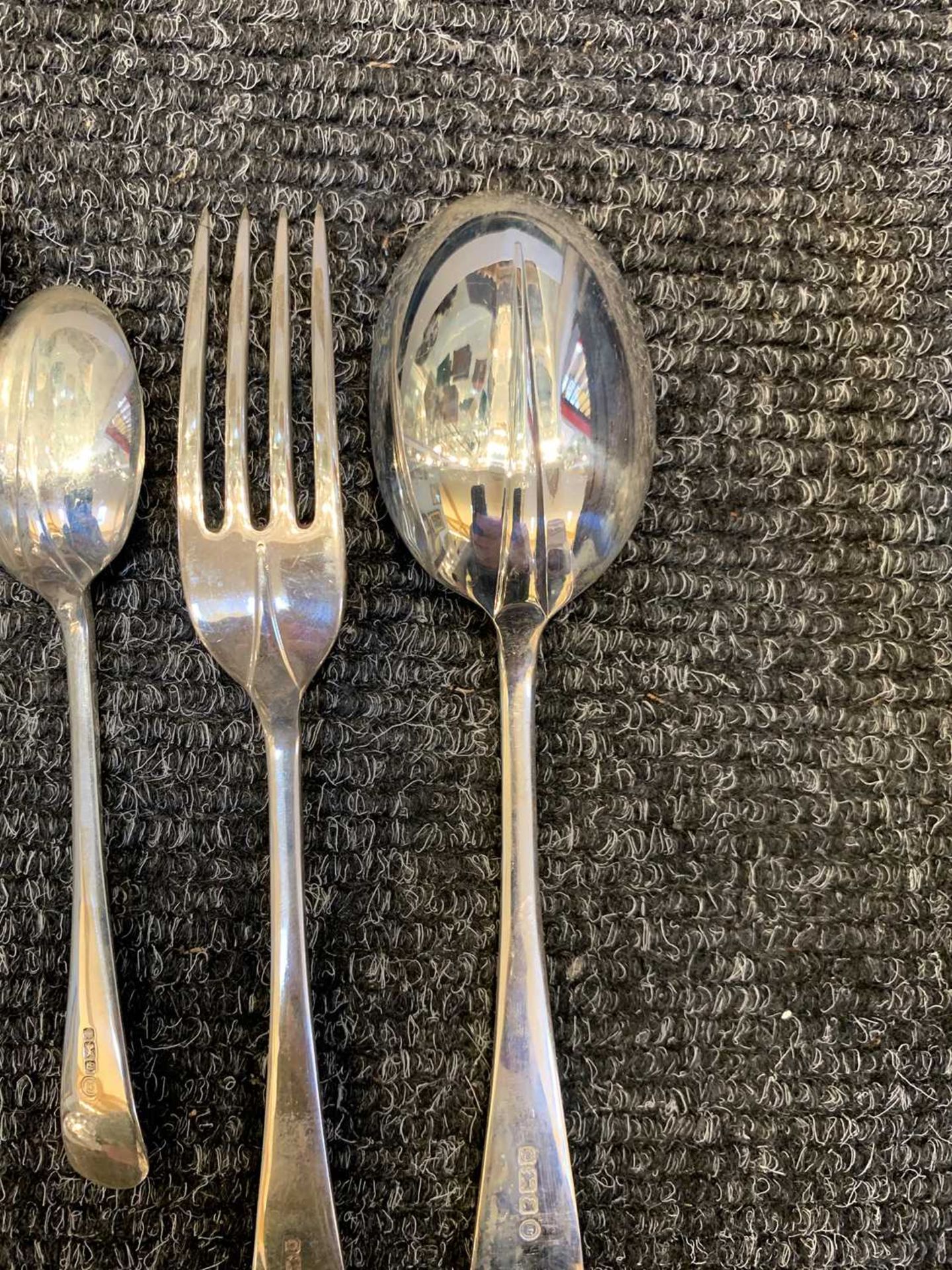 A modern canteen of Old English pattern and rat-tail flatware, - Bild 5 aus 8