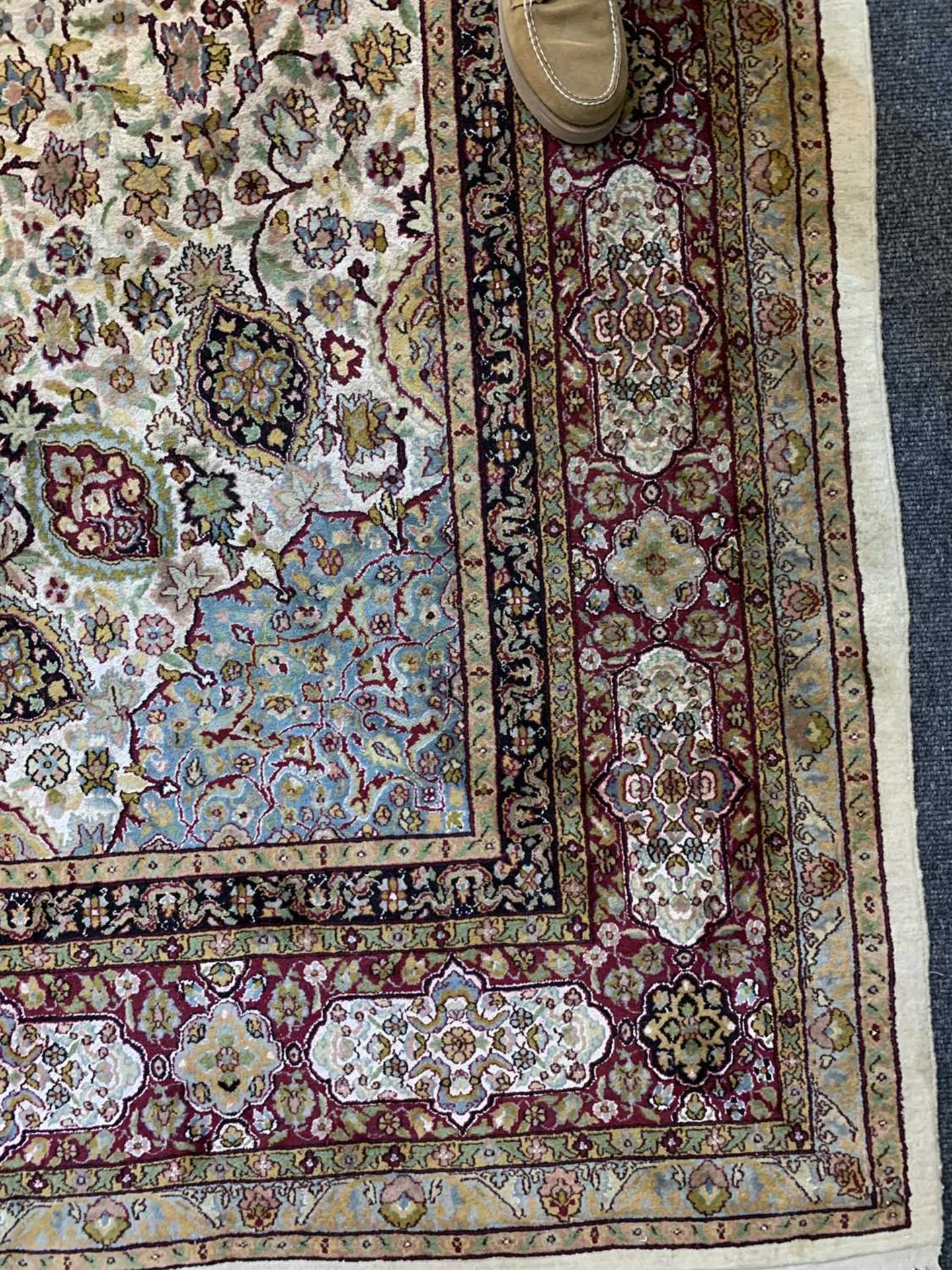 A wool and silk Isfahan rug - Image 6 of 15