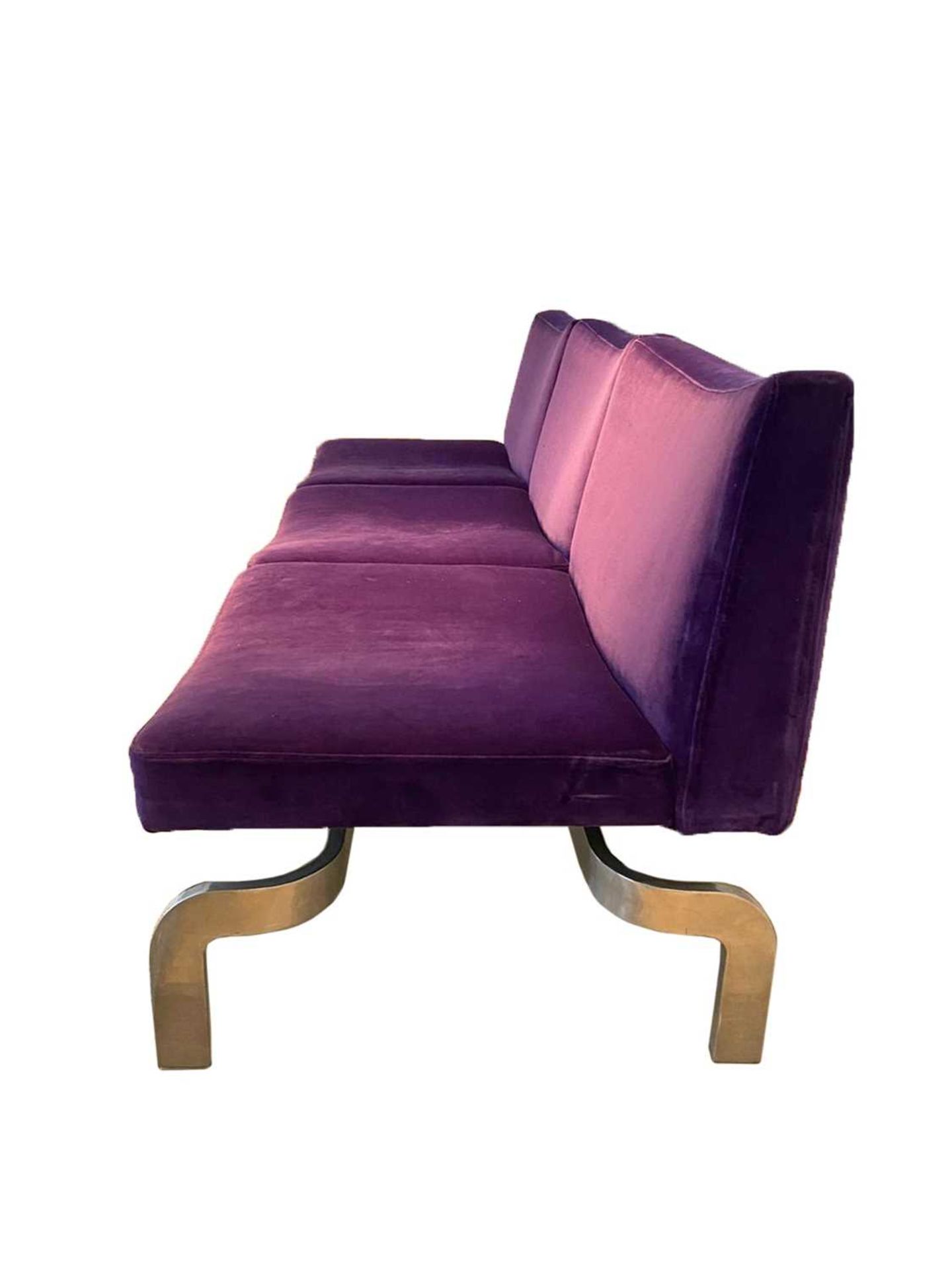 A pair of purple upholstered settees, - Image 3 of 4