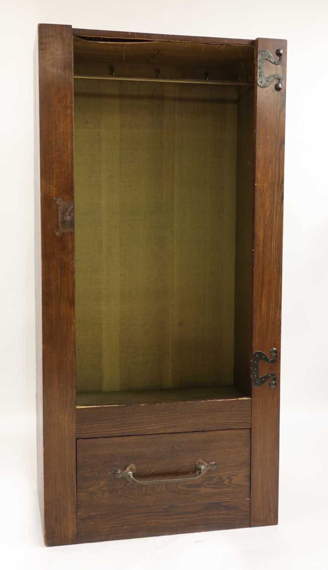 An Arts and Crafts oak wardrobe, - Bild 3 aus 3