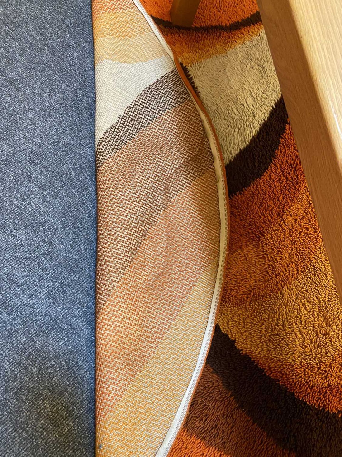An orange, brown and beige wool carpet, - Bild 6 aus 7