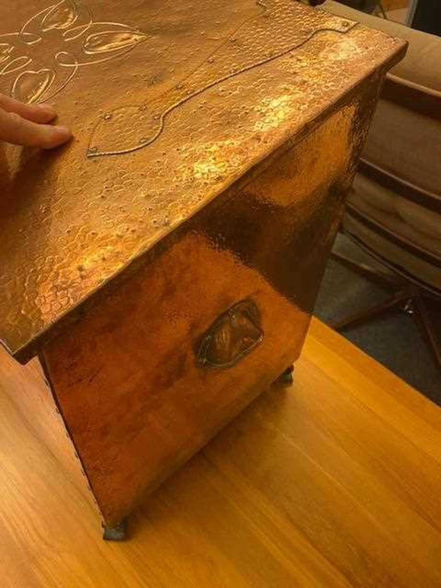 An Arts and Crafts copper log bin, - Bild 5 aus 8