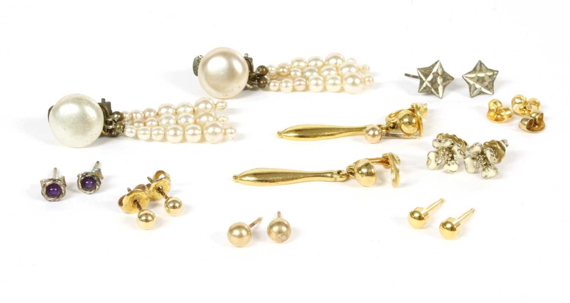 A quantity of gold earrings,