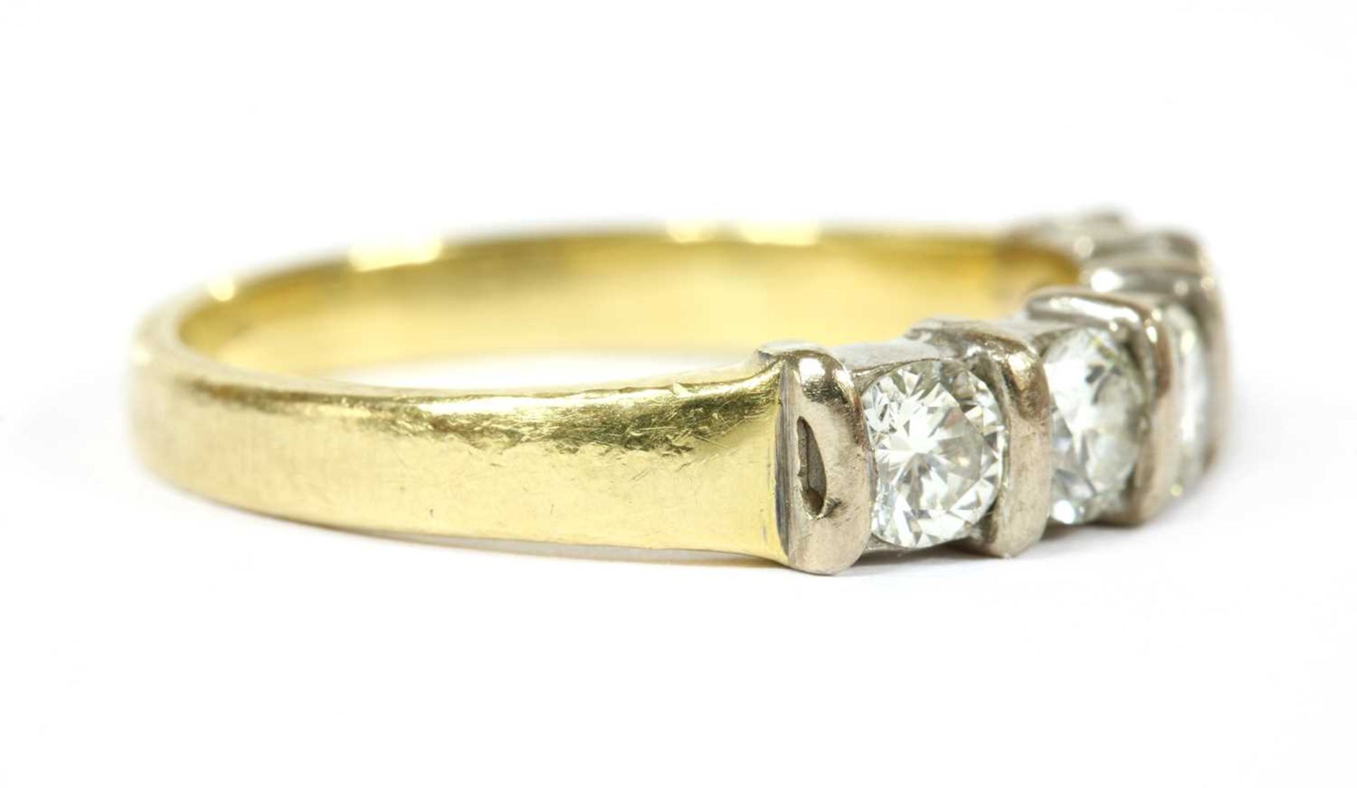 An 18ct gold five stone diamond ring, - Bild 2 aus 3
