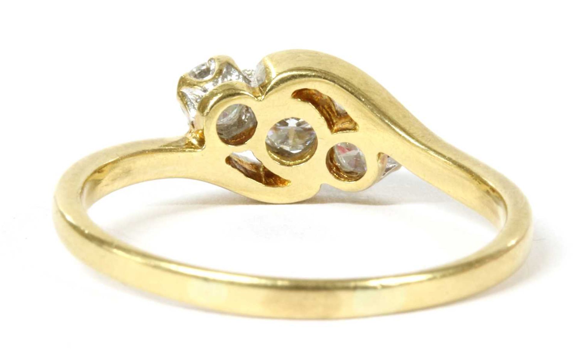 A gold three stone diamond ring, - Bild 3 aus 3