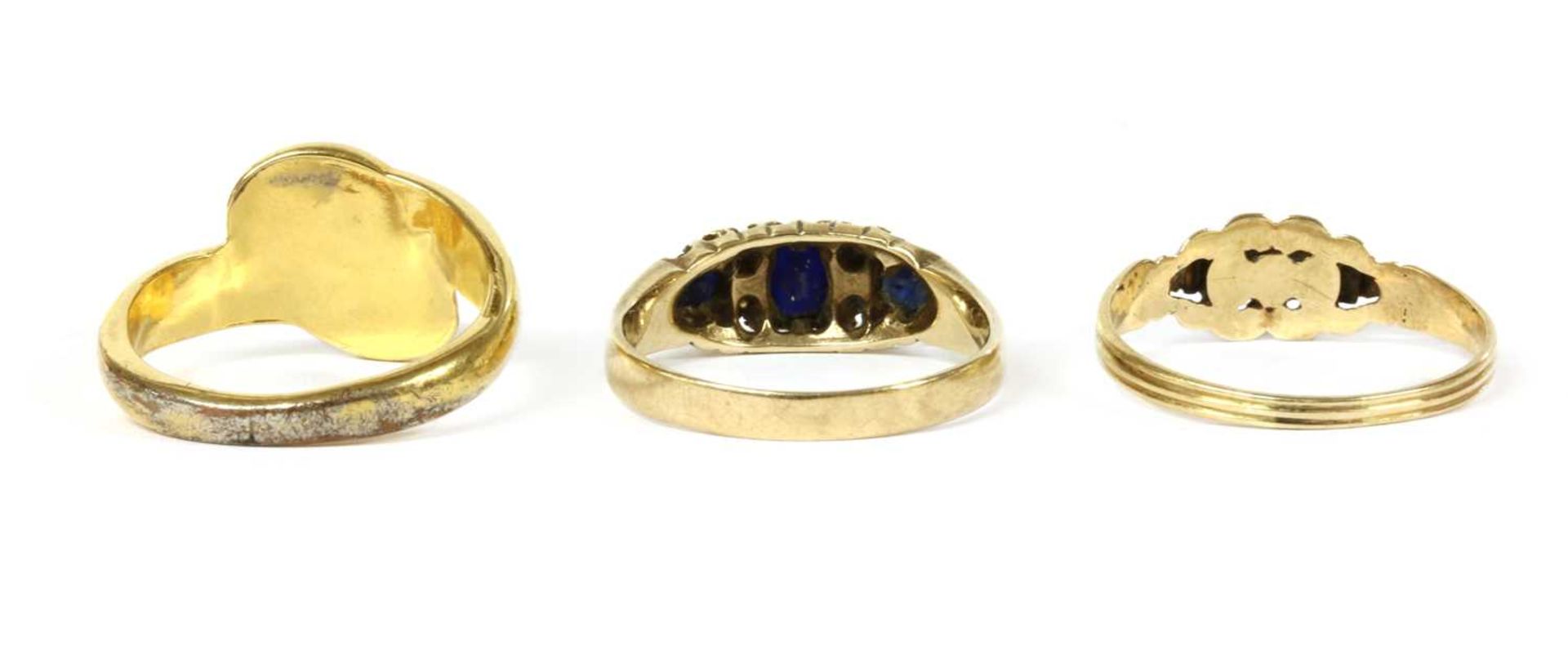 A 9ct gold sapphire and diamond ring, - Bild 2 aus 2
