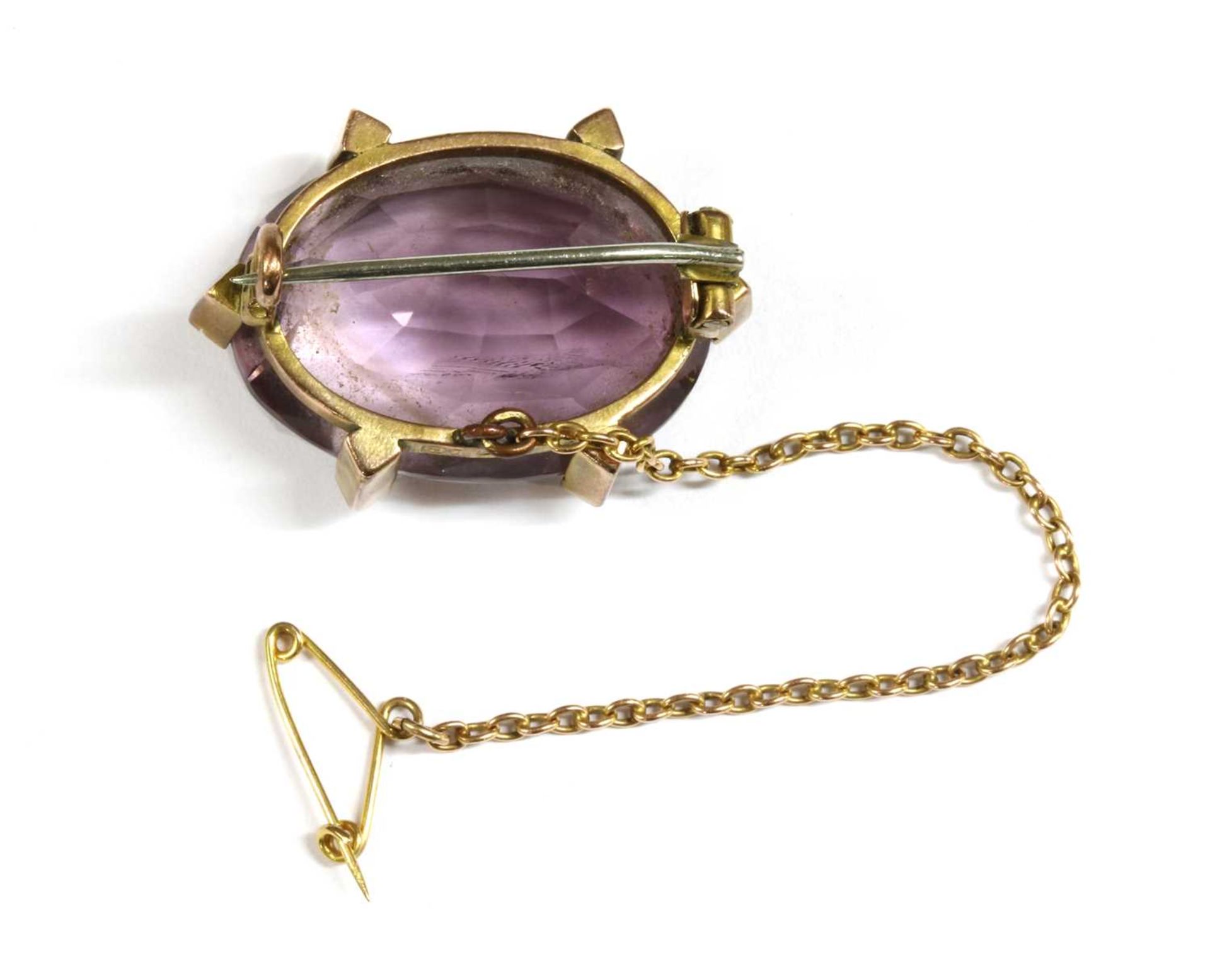 A Victorian gold amethyst brooch, - Bild 2 aus 2