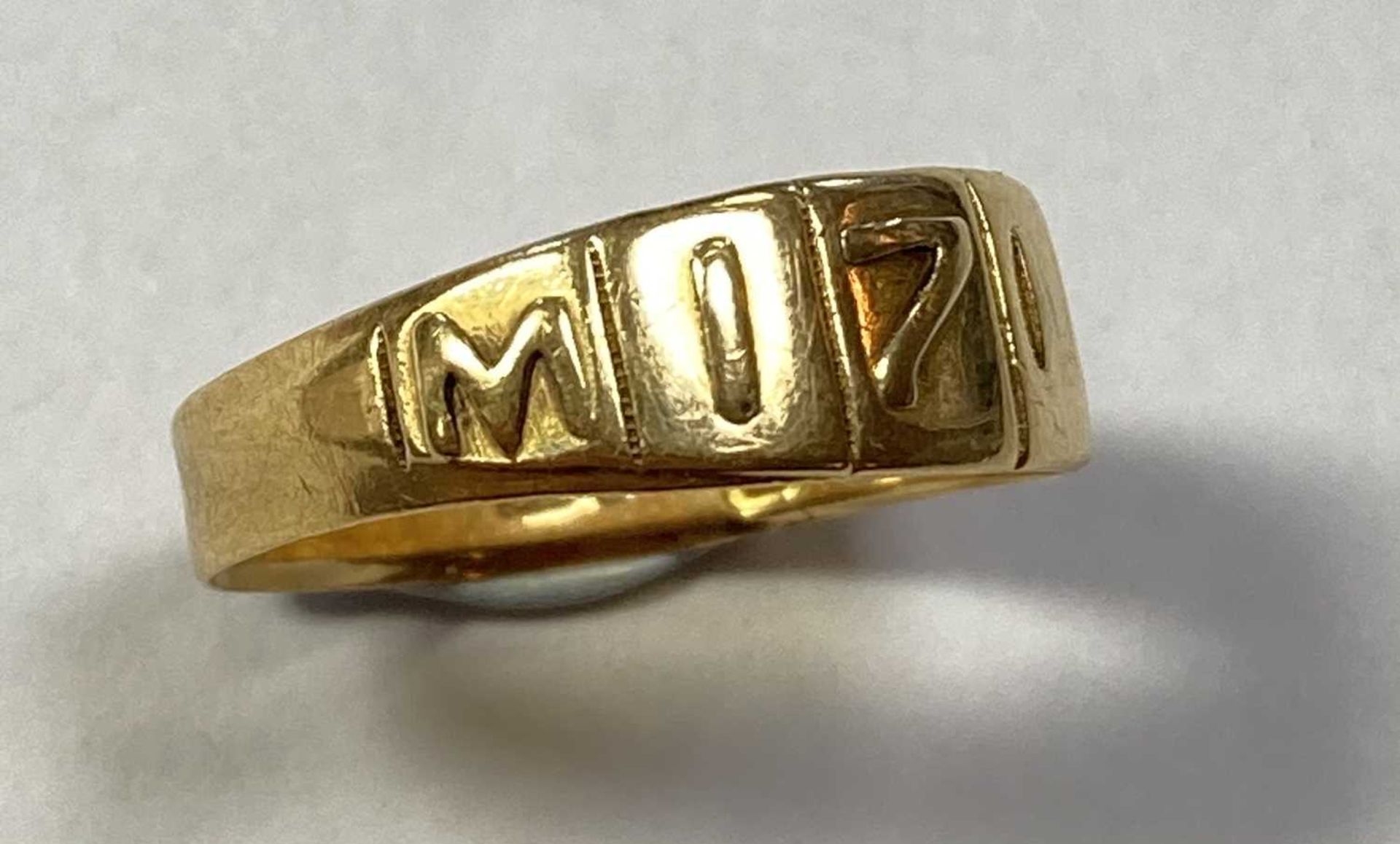 A Victorian 18ct gold Mizpah ring, - Bild 2 aus 4