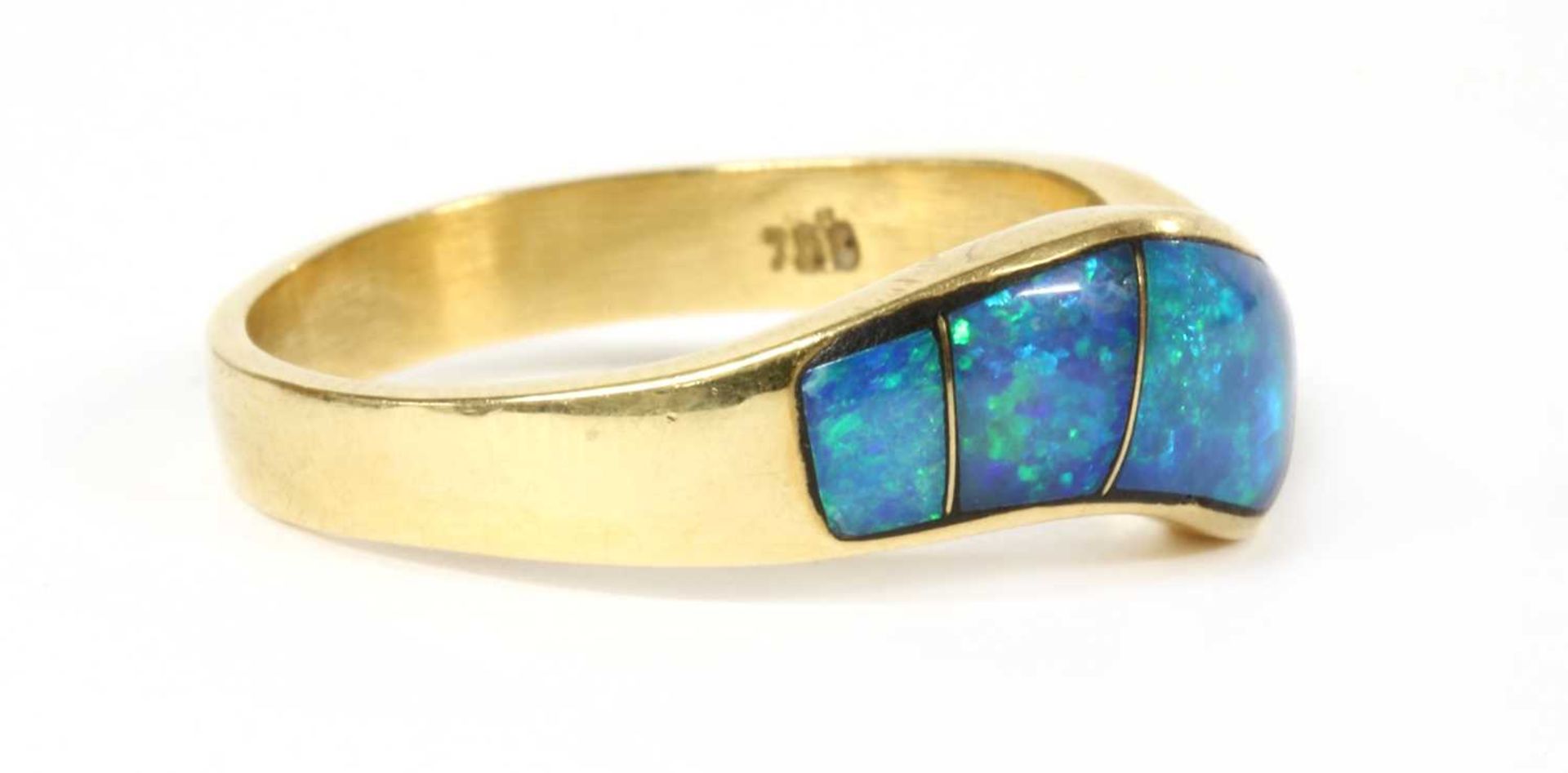A gold opal doublet ring, - Bild 2 aus 3