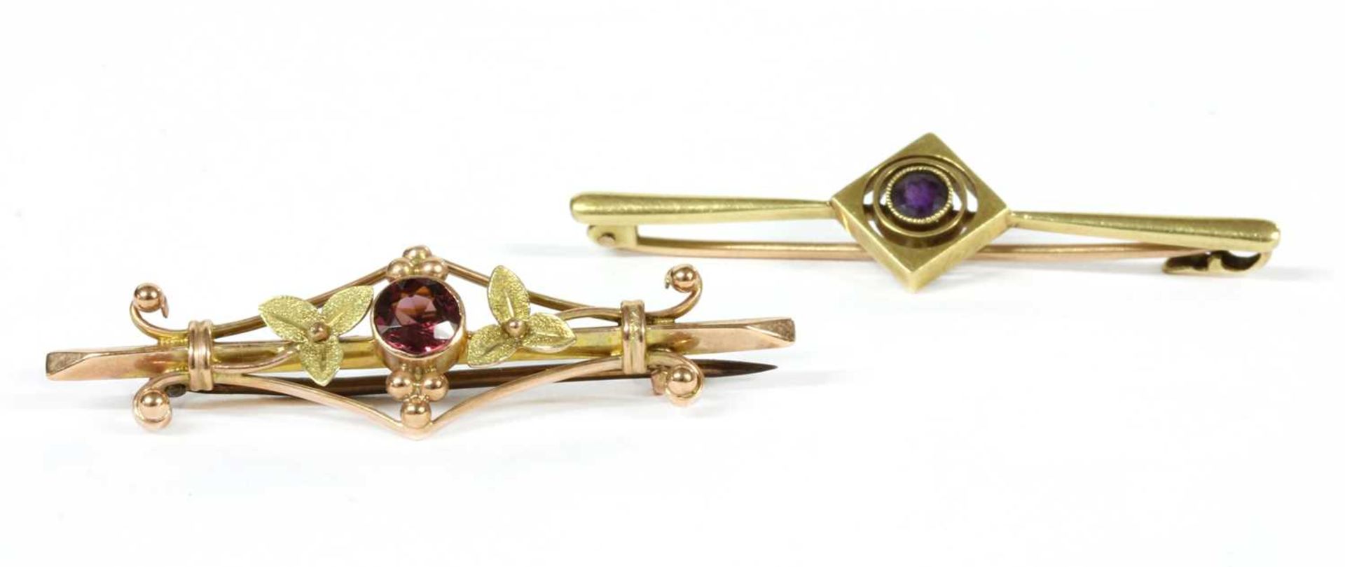 An Edwardian gold amethyst bar brooch,