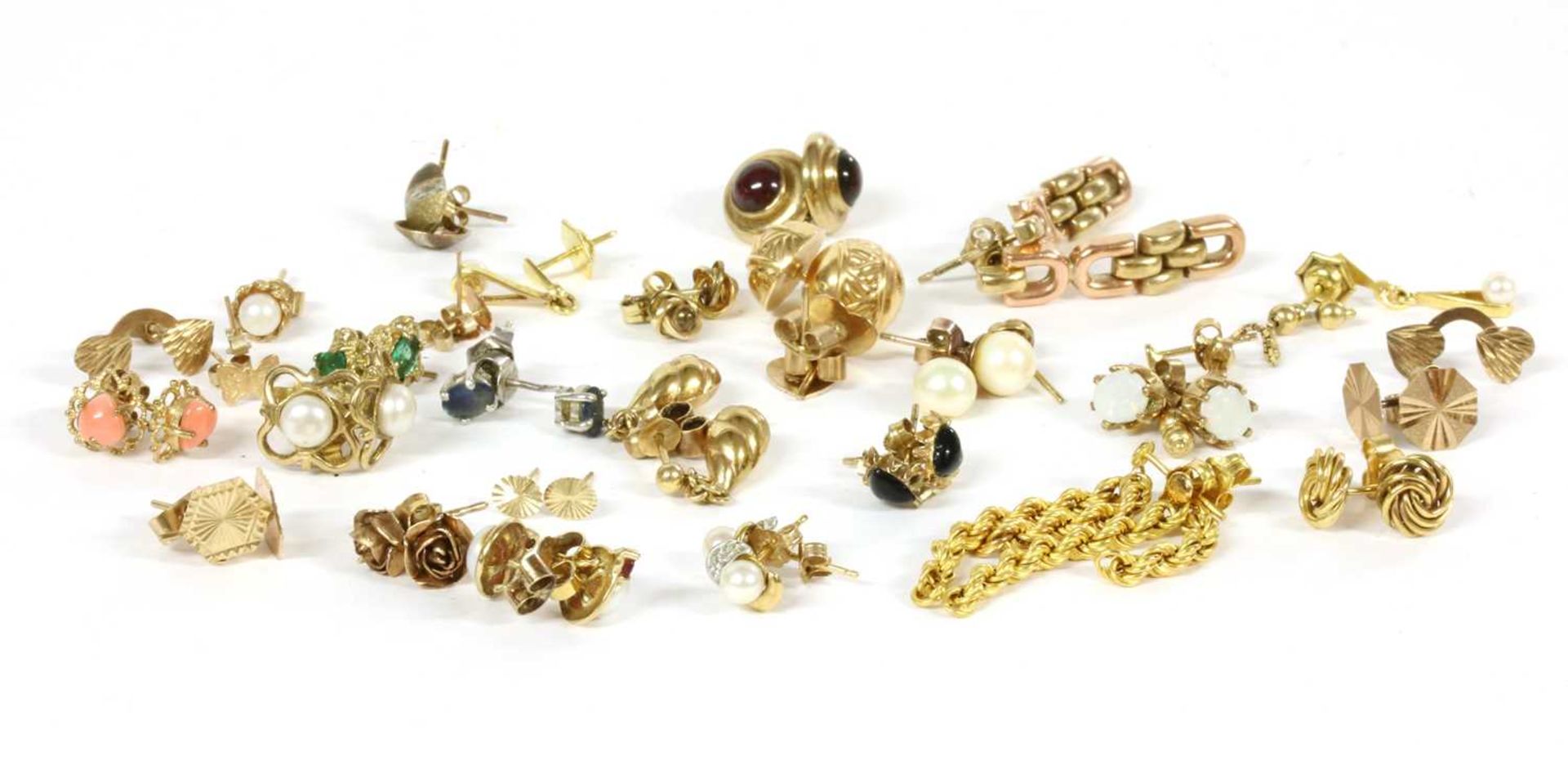 A quantity of gold earrings, - Bild 3 aus 3