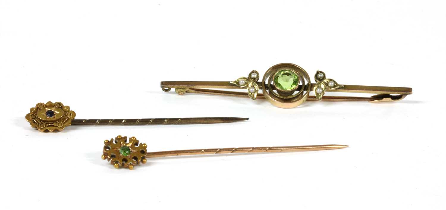 An Edwardian gold peridot and split pearl bar brooch,