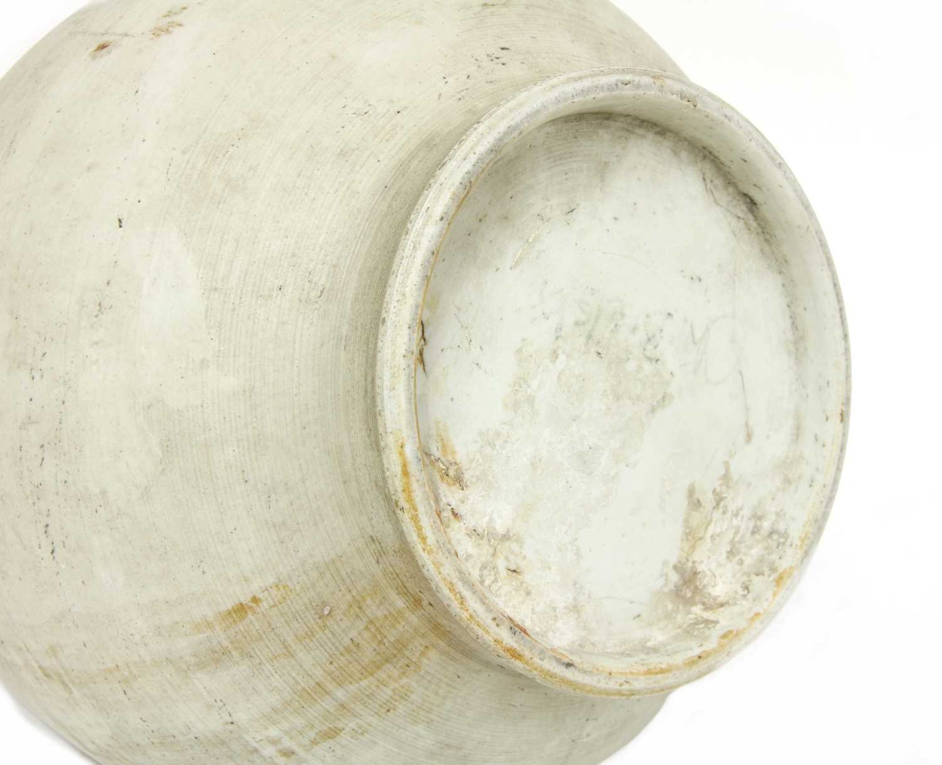 A Chinese unglazed vase, - Bild 4 aus 4