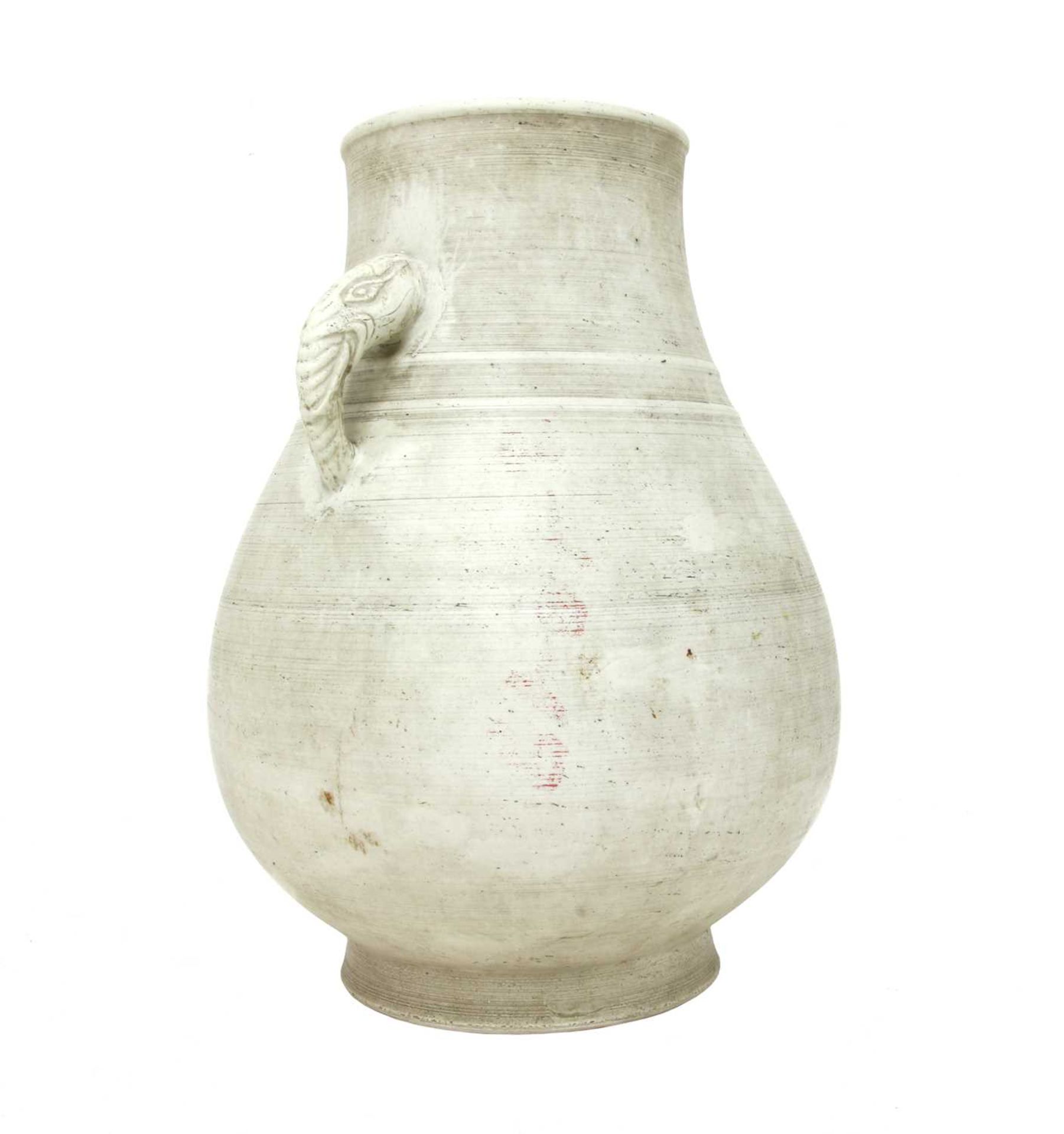 A Chinese unglazed vase, - Bild 2 aus 4
