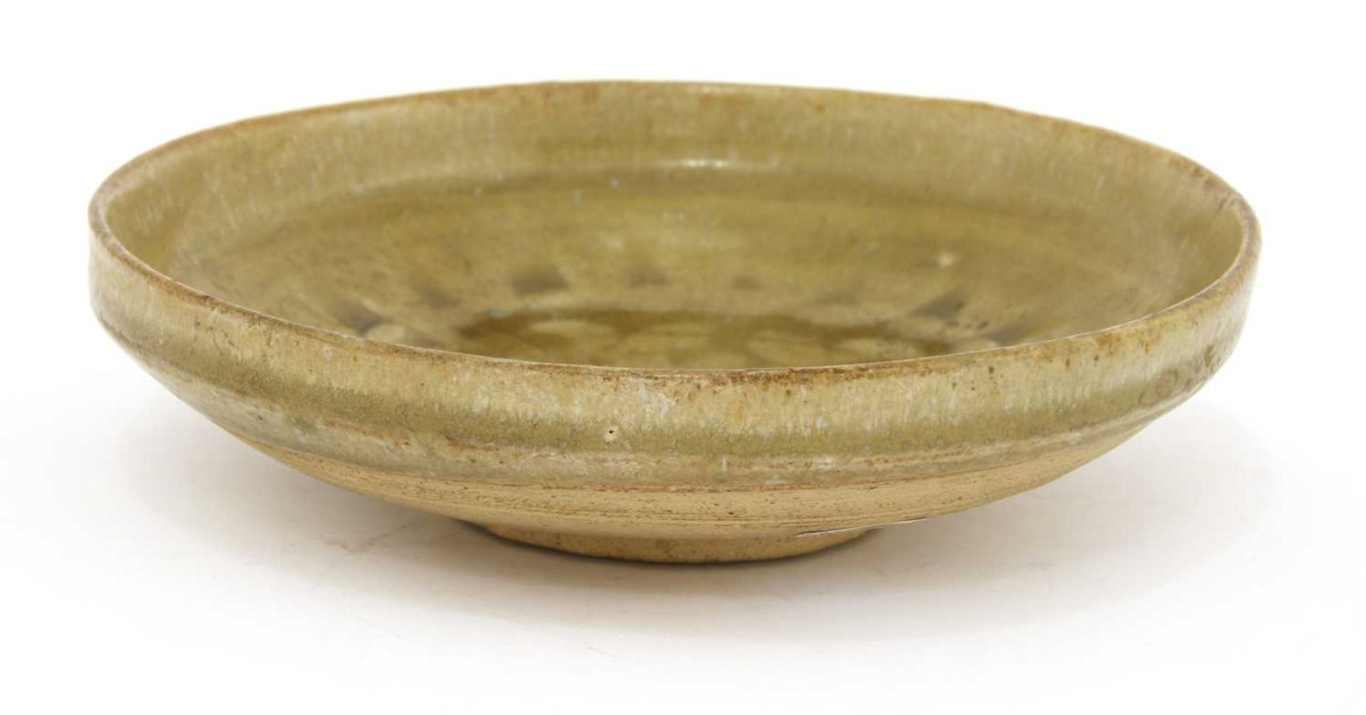 A Chinese Changsha ware saucer, - Bild 2 aus 3