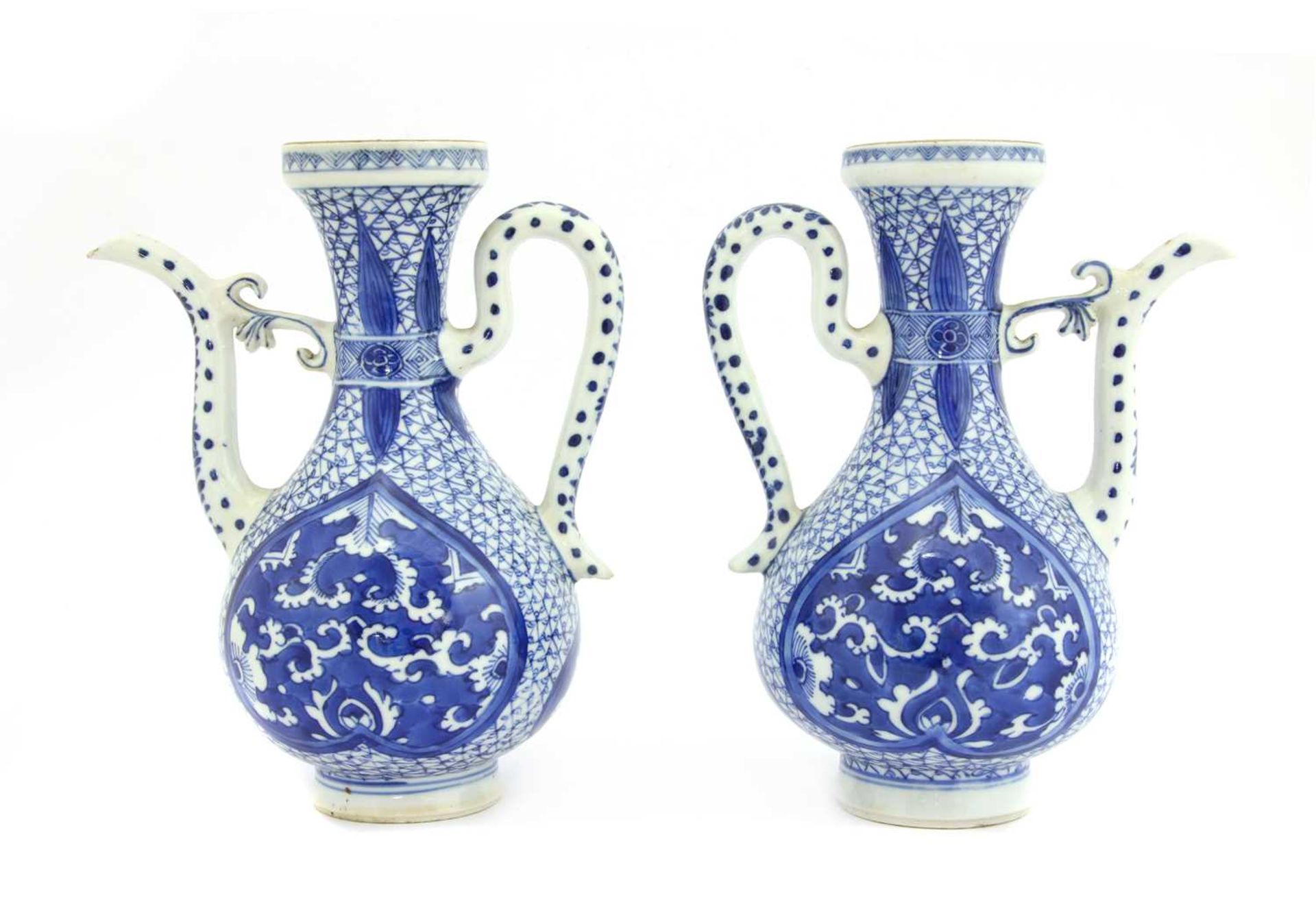 A pair of Chinese blue and white ewers, - Bild 2 aus 4