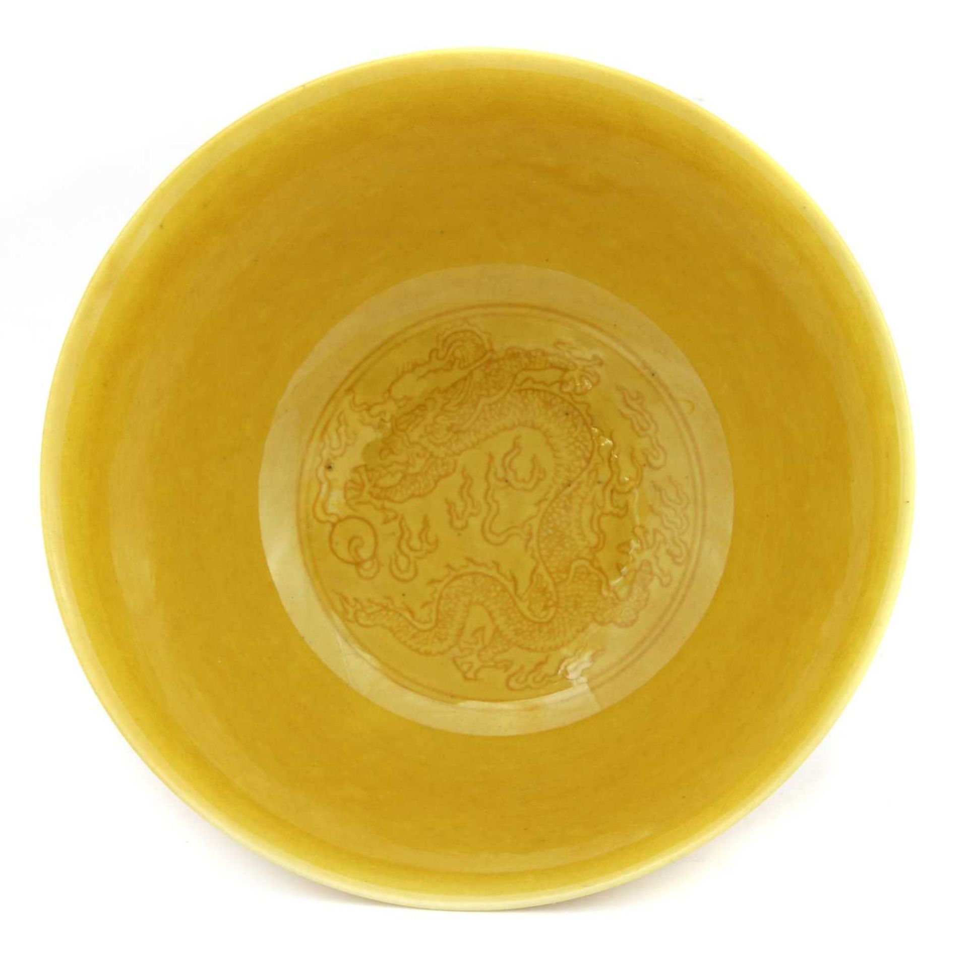 A Chinese yellow-glazed bowl, - Bild 4 aus 4