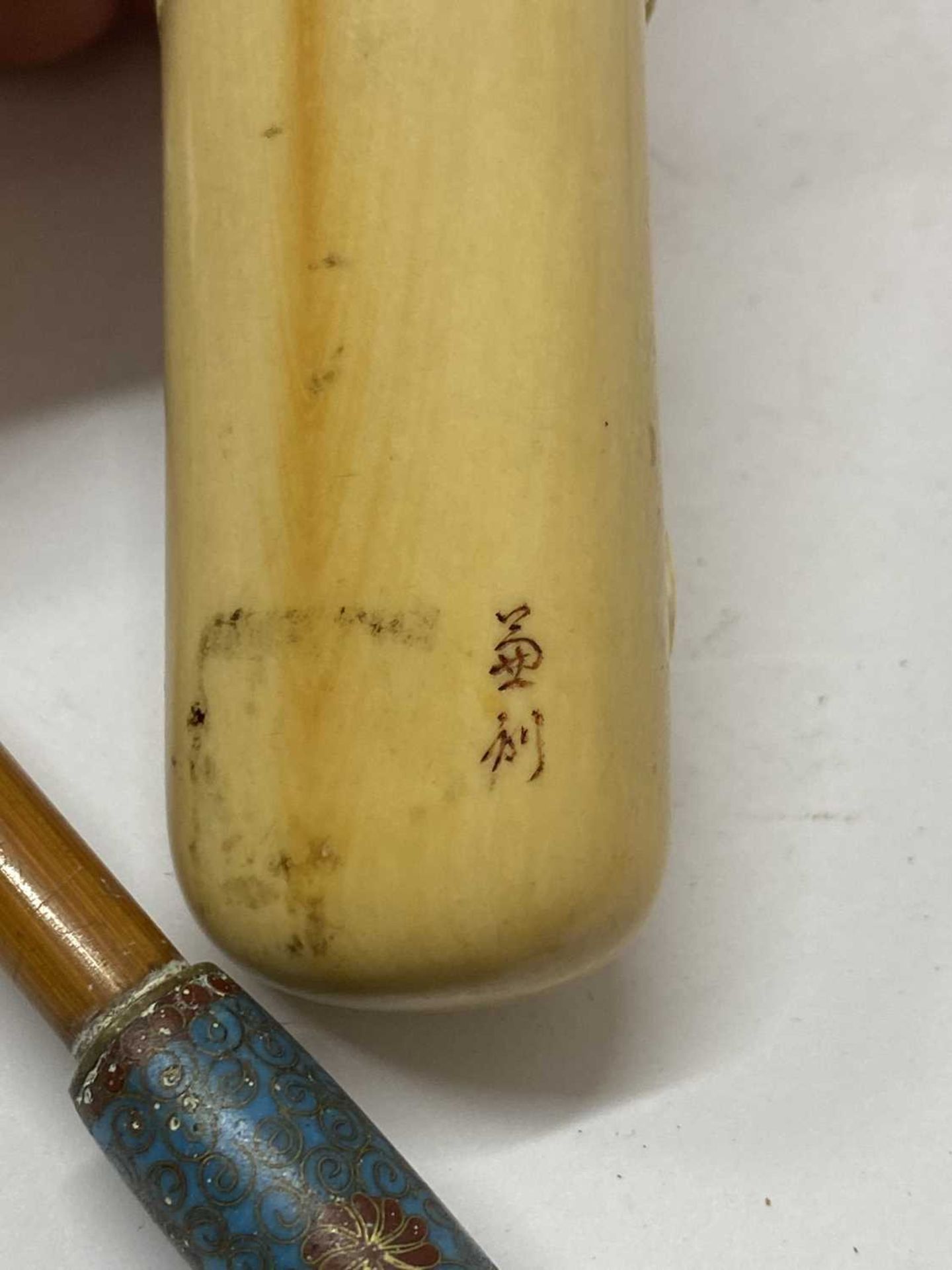 A Japanese ivory kiseruzutsu with kiseru, - Bild 4 aus 9