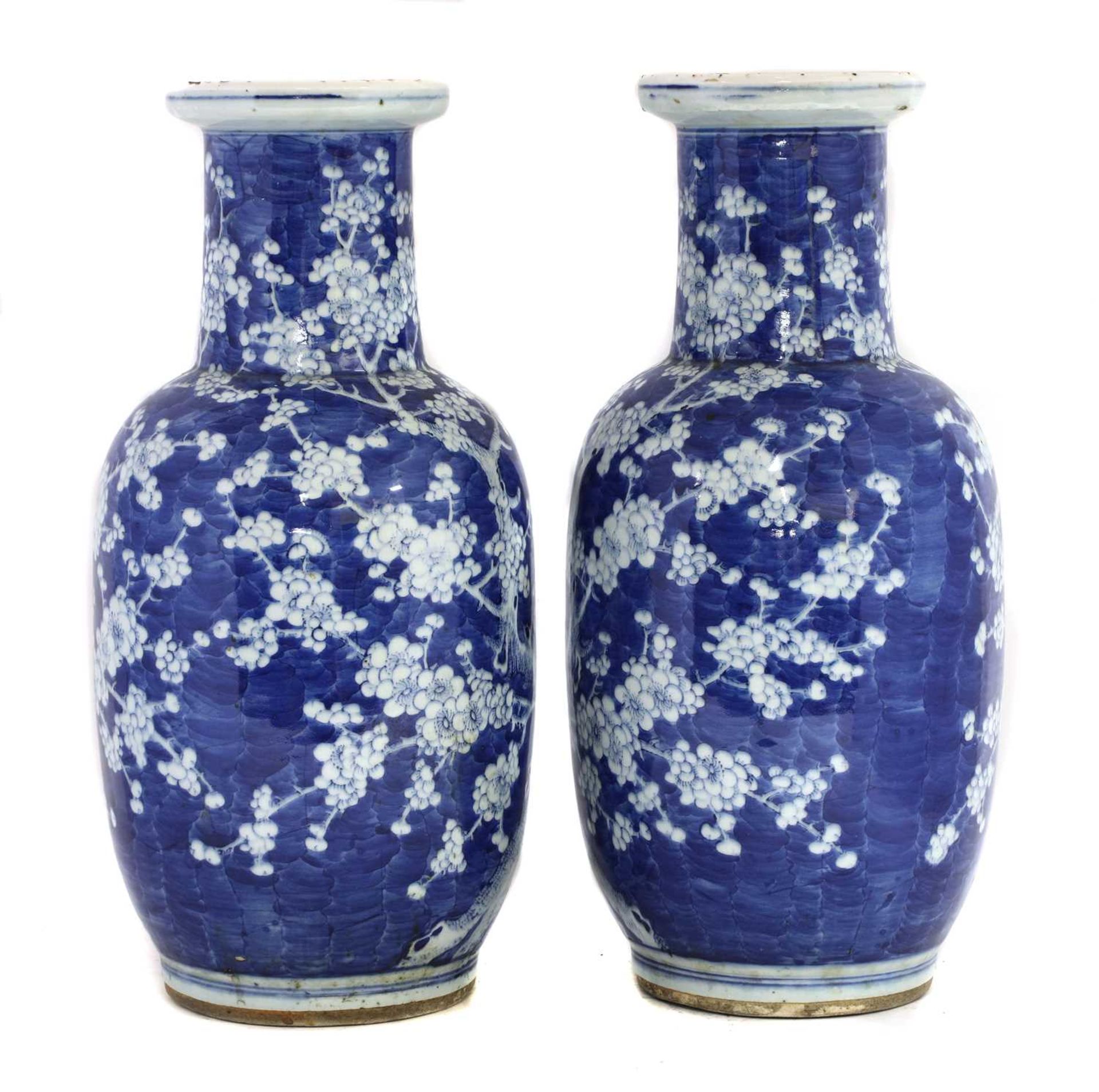 A pair of Chinese blue and white vases, - Bild 2 aus 2