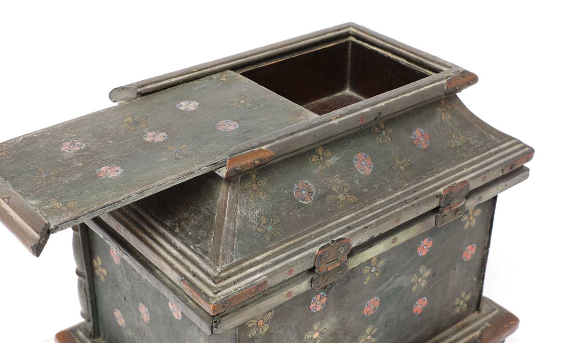 A Japanese lacquered casket, - Bild 6 aus 8