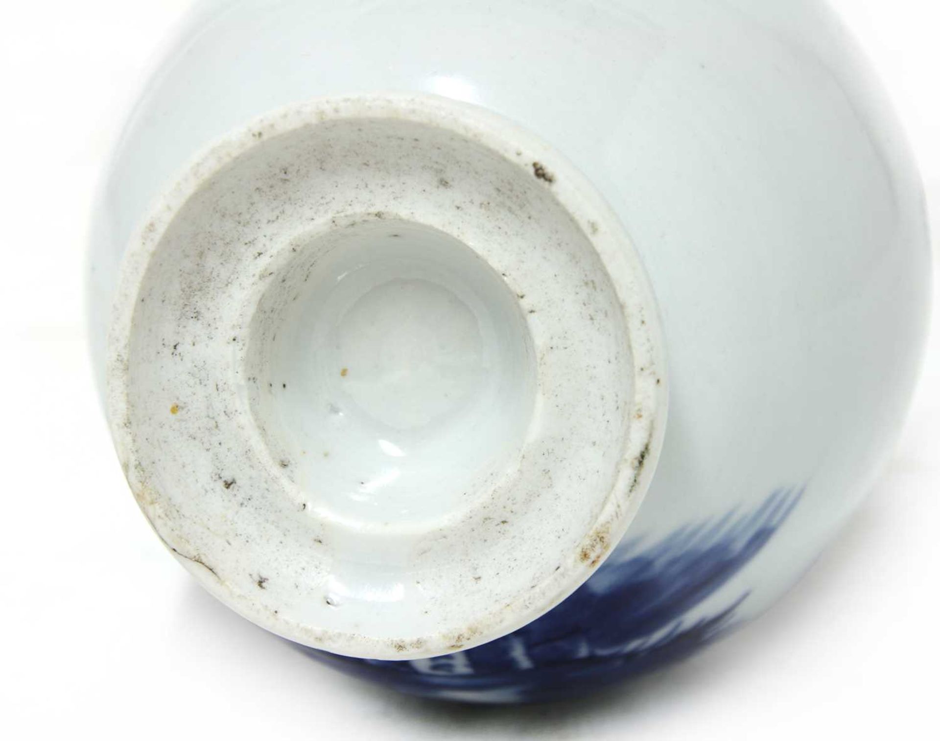 A Chinese blue and white vase, - Bild 2 aus 3